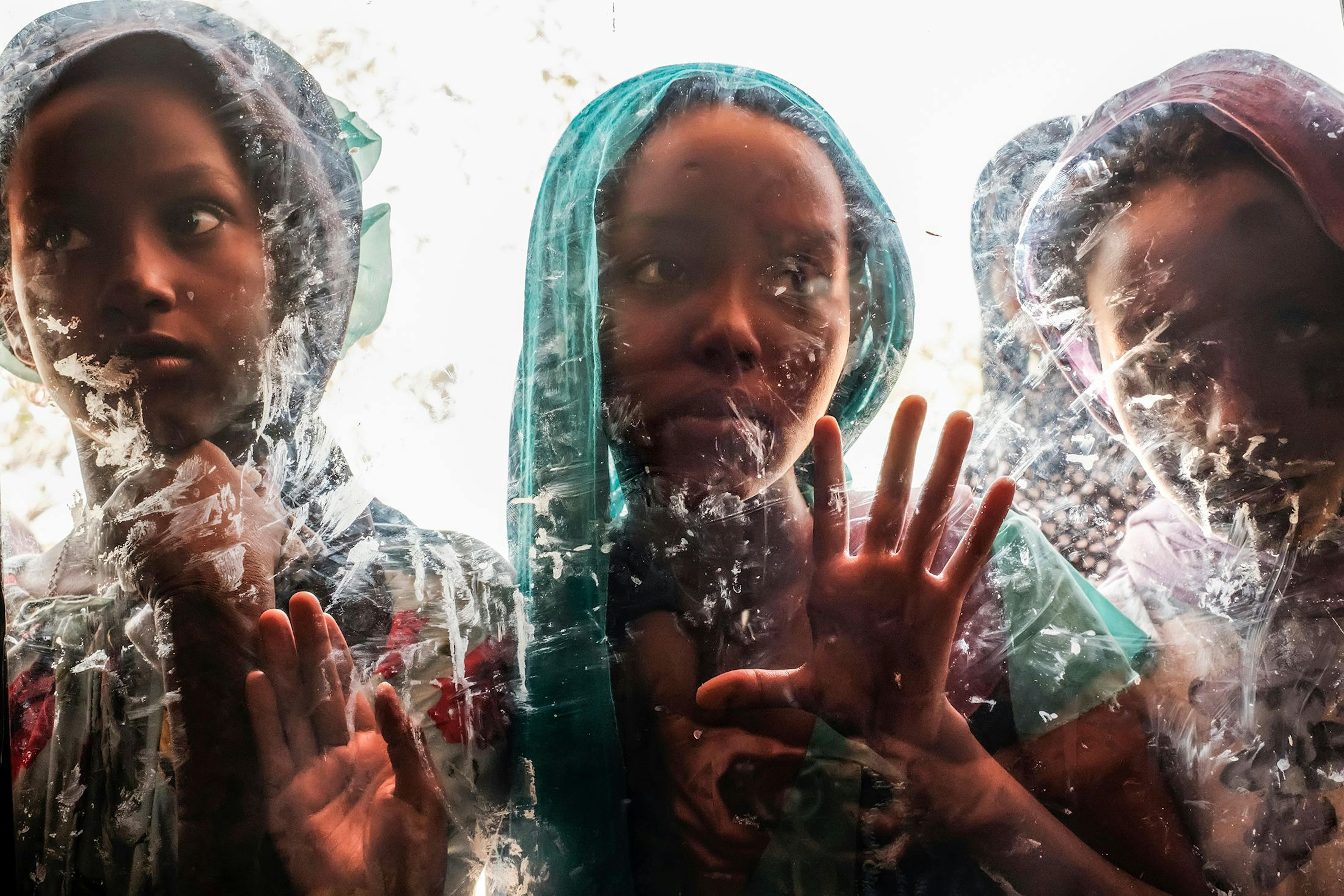 Dal 2020 il fotografo argentino Eduardo Soteras documenta la situazione dei bambini nel Tigray: nei campi profughi, negli ospedali, nei centri di accoglienza per ragazze che hanno subito abusi sessuali.