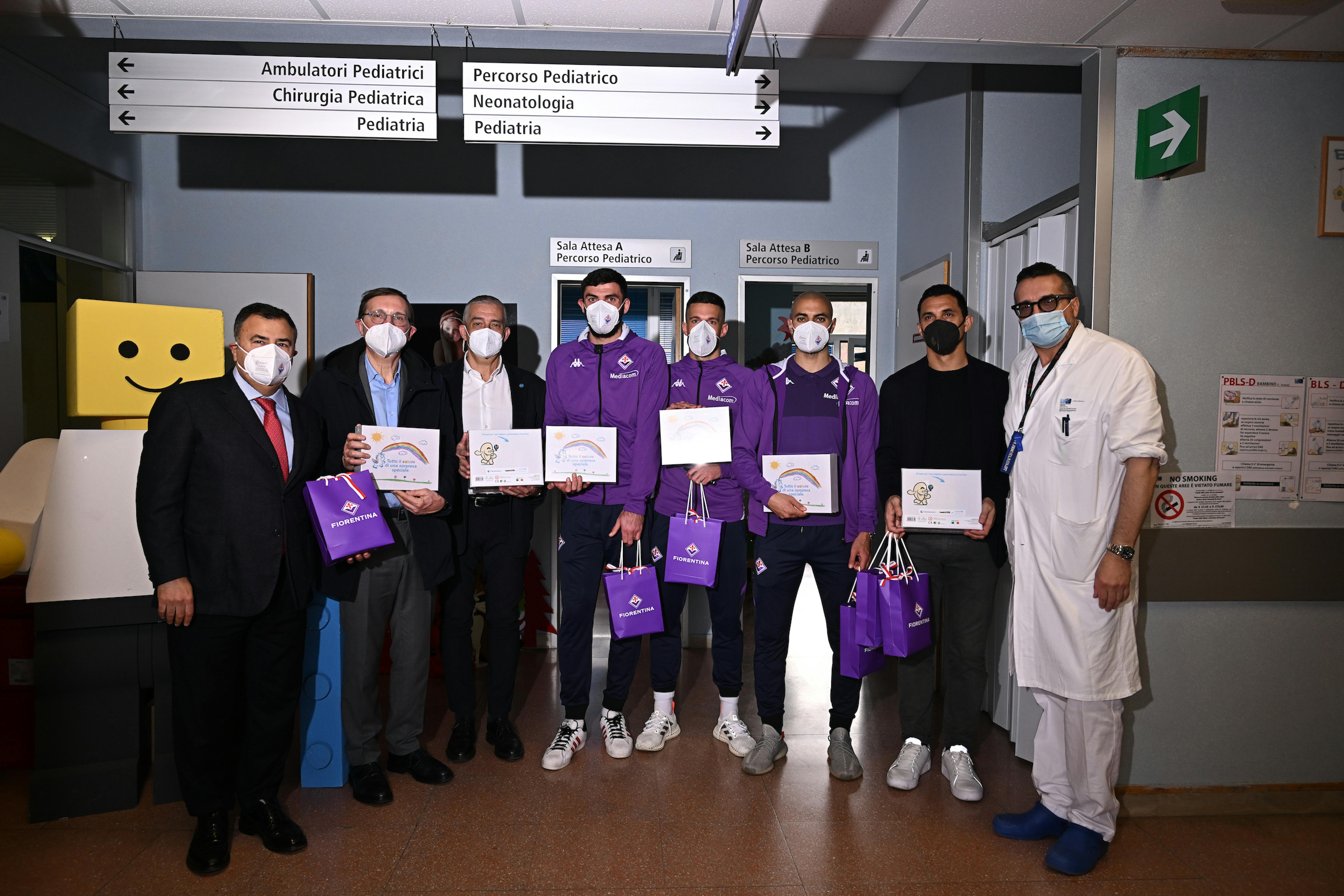 La delegazione dell'ACF Fiorentina, di Clementoni e di UNICEF Italia alla consegna dei Regali sospesi ai bambini ospiti dell’Ospedale Santa Maria Annunziata di Bagno a Ripoli (Fi)