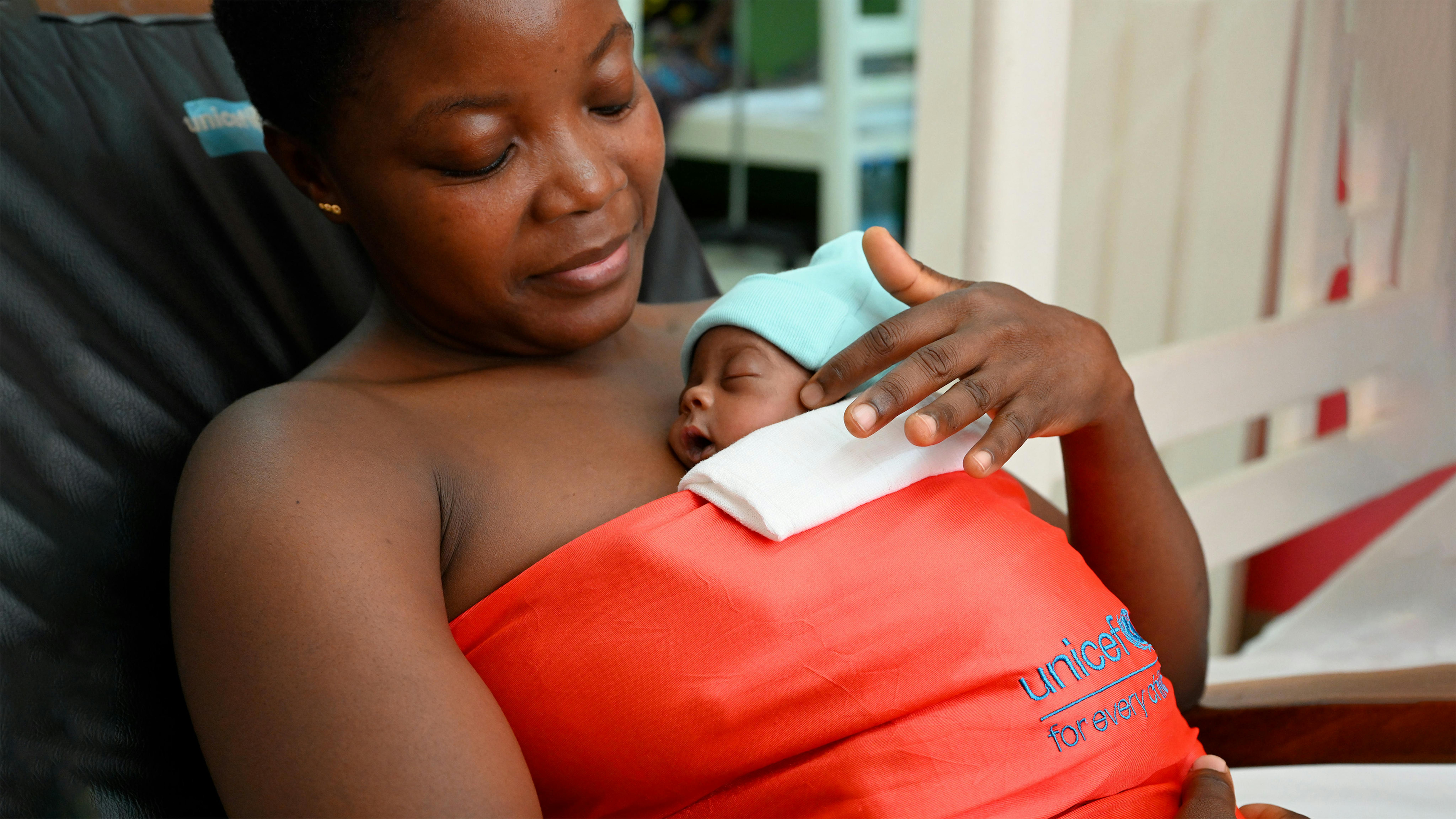 Camerun, Bernadette Best, madre di 31 anni, praticante di kangaroo care, presso il “Centre Mere et Enfant, Fondation Chantal Biya” a Yaoundé