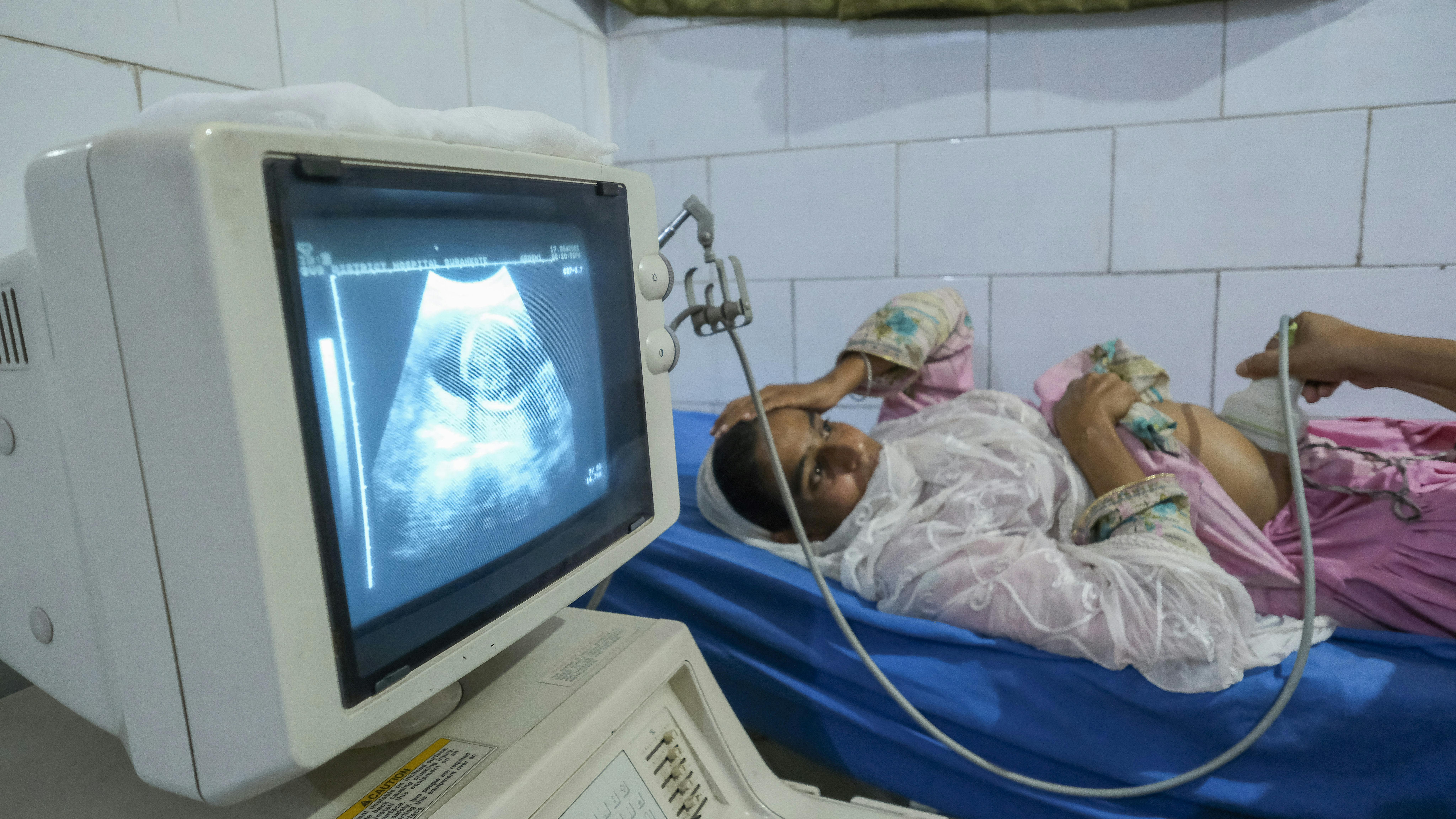 India - Akhtar Be incinta di 5 mesi si fa fare l'ecografia presso il Community Health Center, Surnakote Jammu
