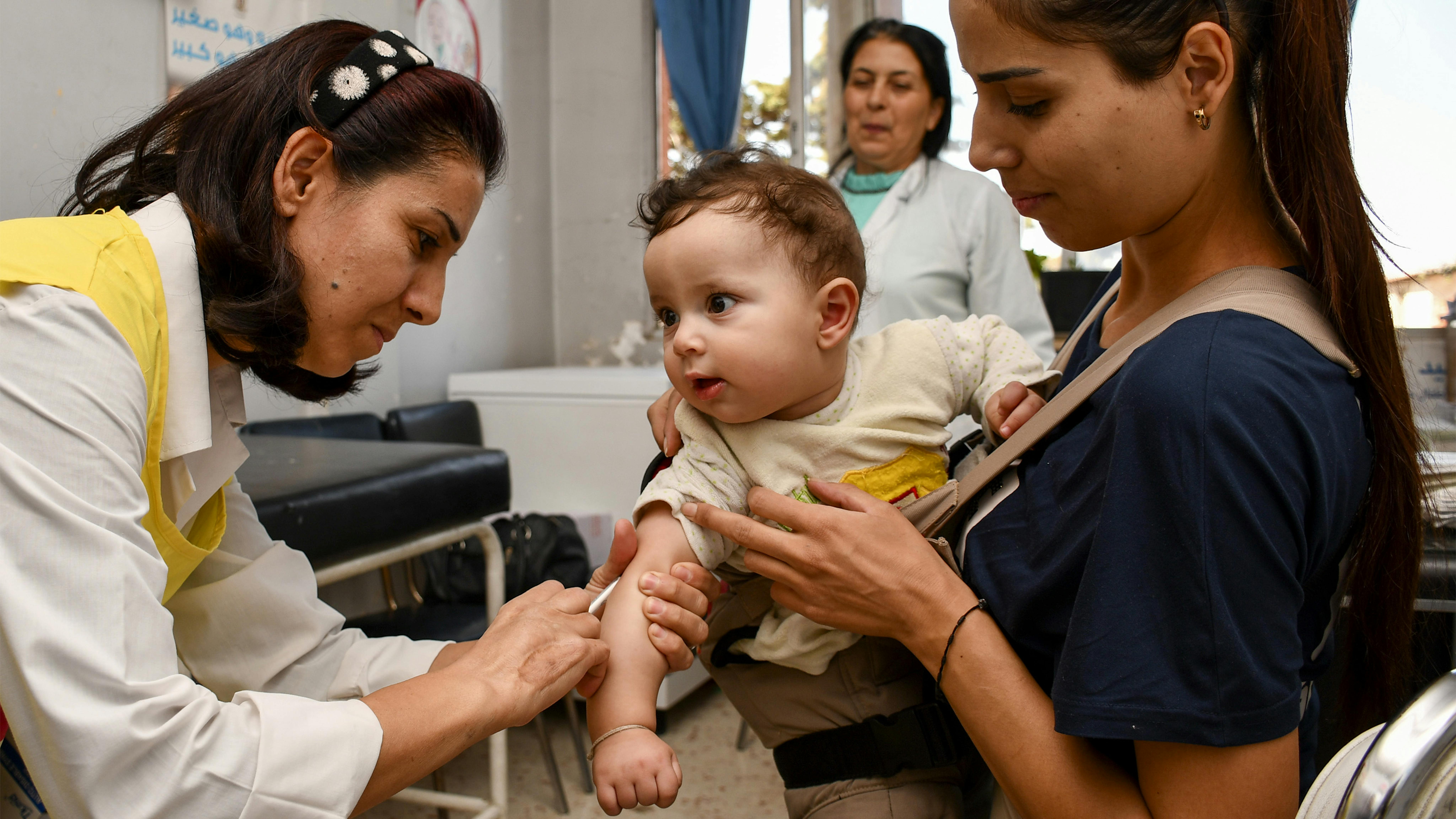 Siria - Julien, 8 mesi, ha ricevuto i suoi vaccini contro la poliomielite e il morbillo in un centro sanitario nella città di As-Sweida