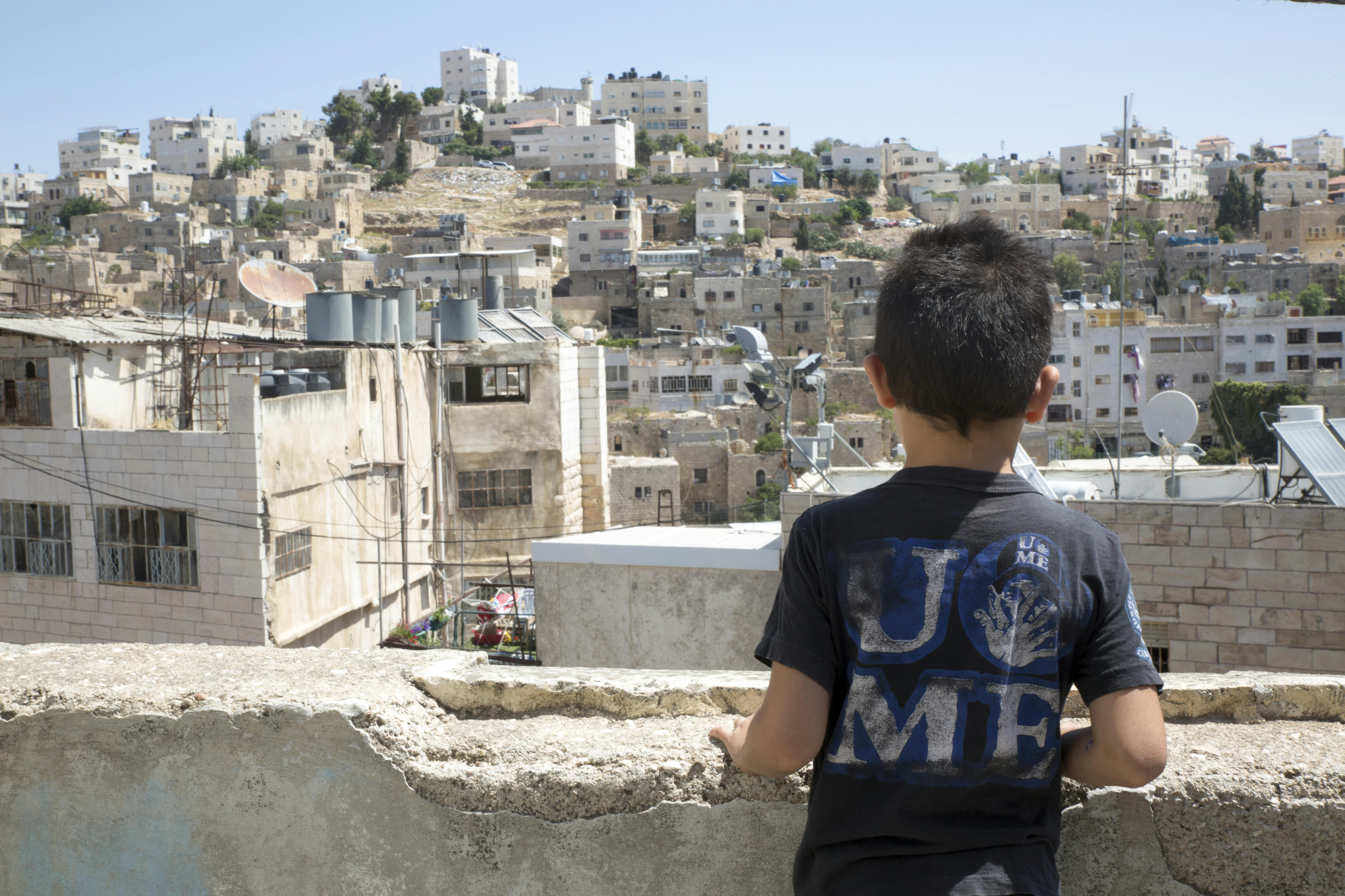 Nello Stato di Palestina, il piccolo Hamid - 8 anni- guarda verso la città vecchia di Hebron