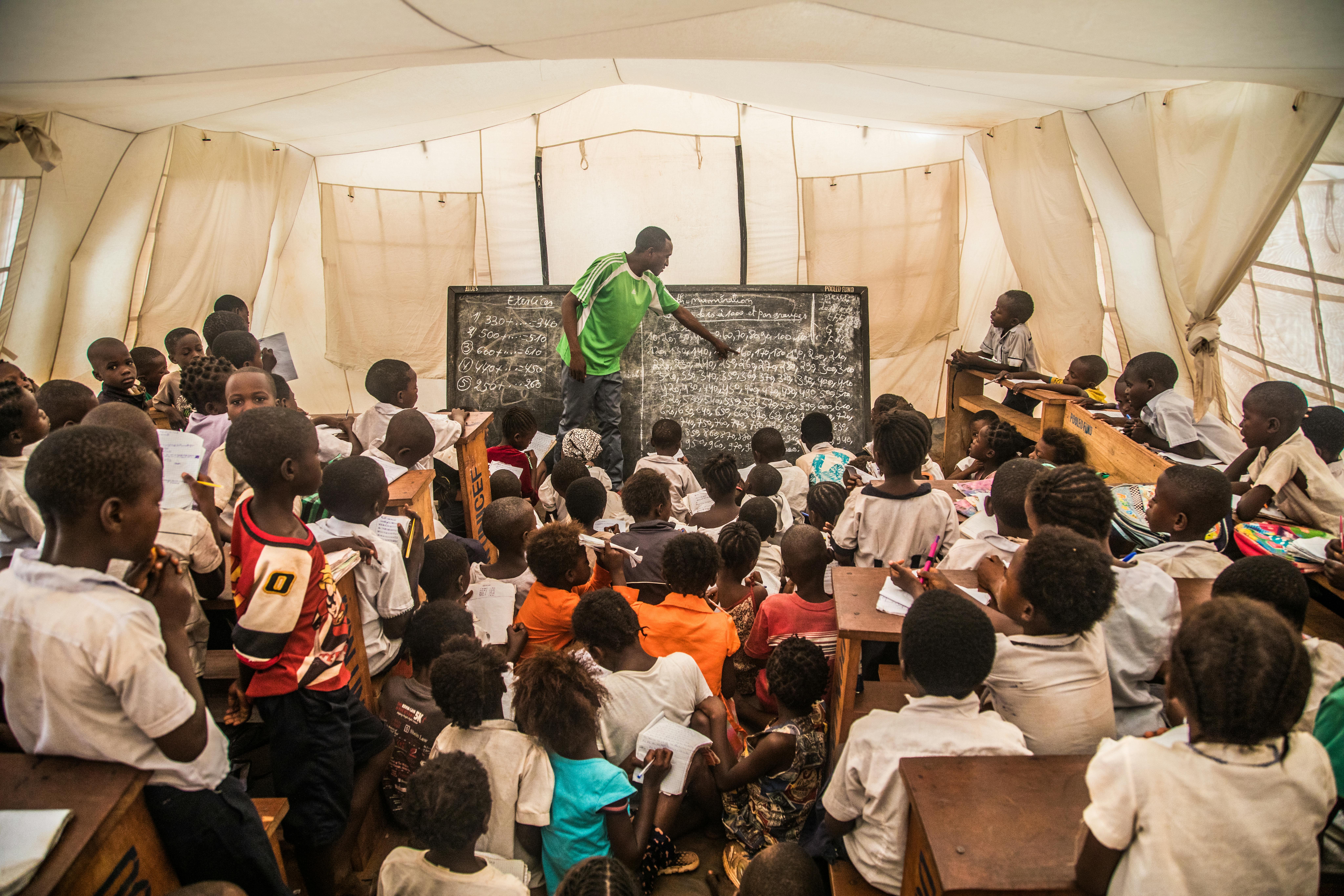 Repubblica Democratica del Congo: Pierre Bilolo insegna lettura di base a Tshikapa, Kasai-Provincia occidentale. Da quando è scoppiata la crisi i suoi studenti sono moltiplicati e non ci sono abbastanza banchi nè sedie o altro materiale scolastico