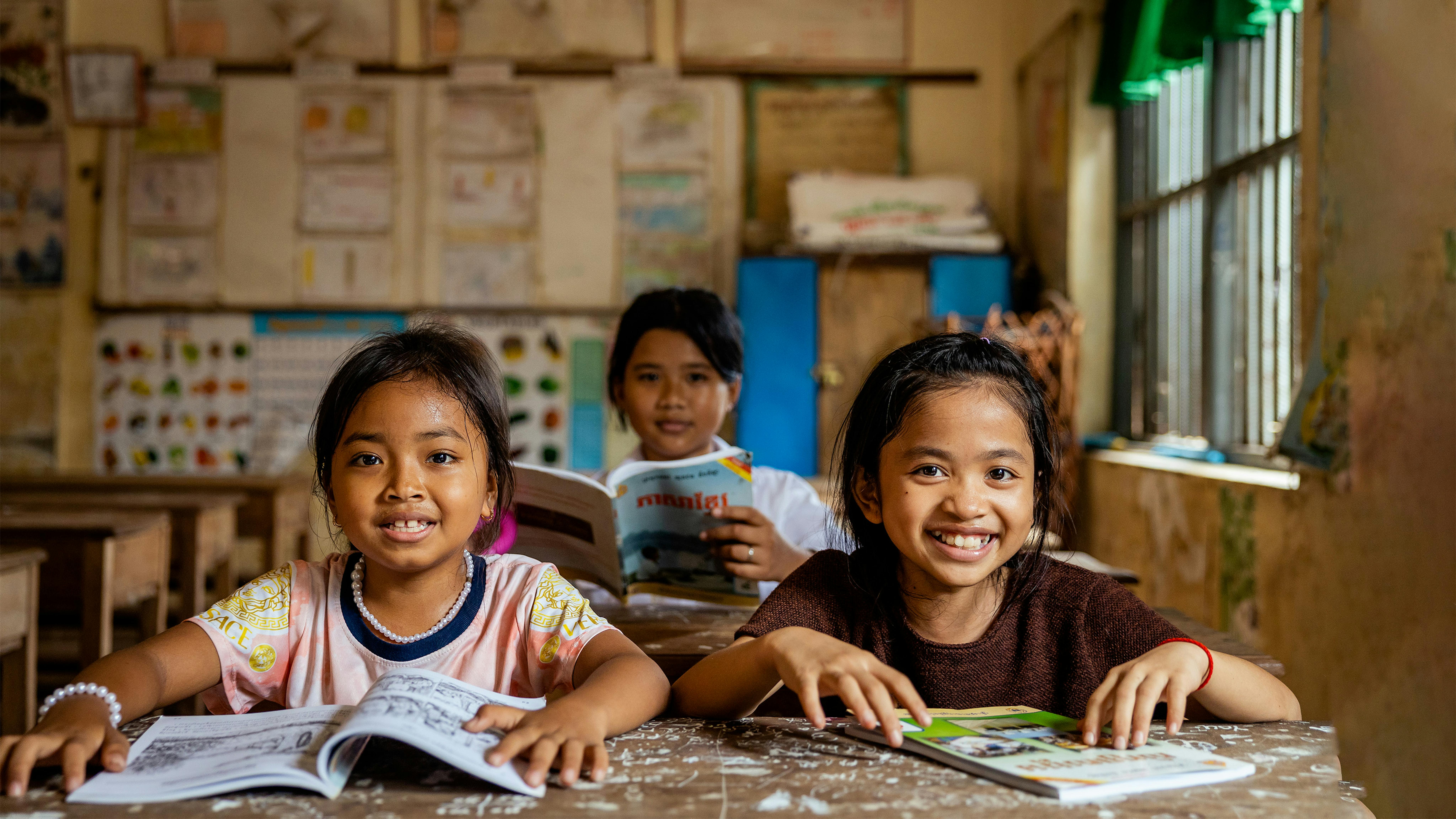 Cambogia, gli studenti della Techo Hun Sen Chraing Chamres Primary School leggono i loro quaderni in classe.