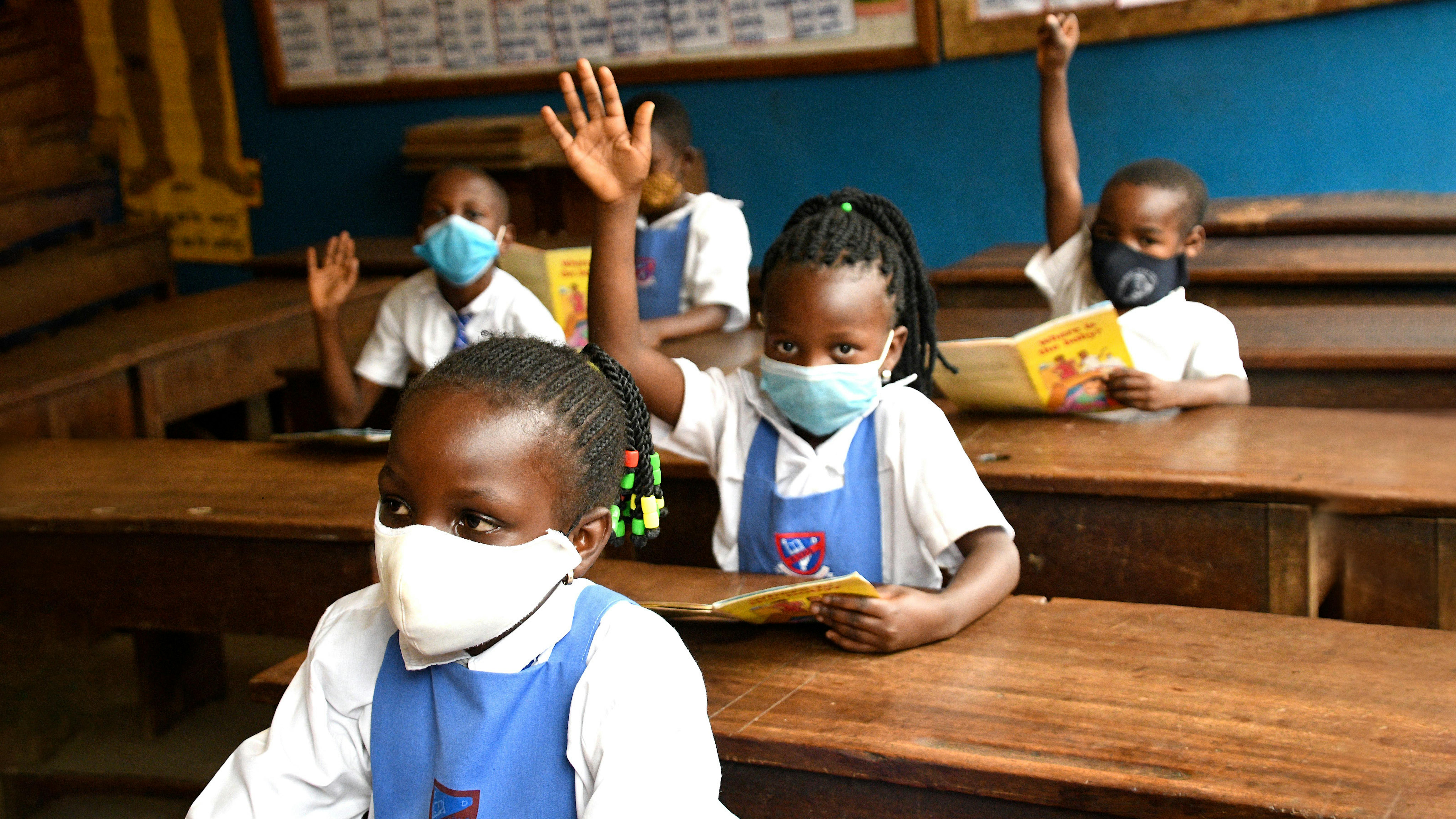 Uganda Una classe primaria della Bat Valley Primary School di Kampala durante la lezione di lettura nel quinto giorno della riapertura della scuola.