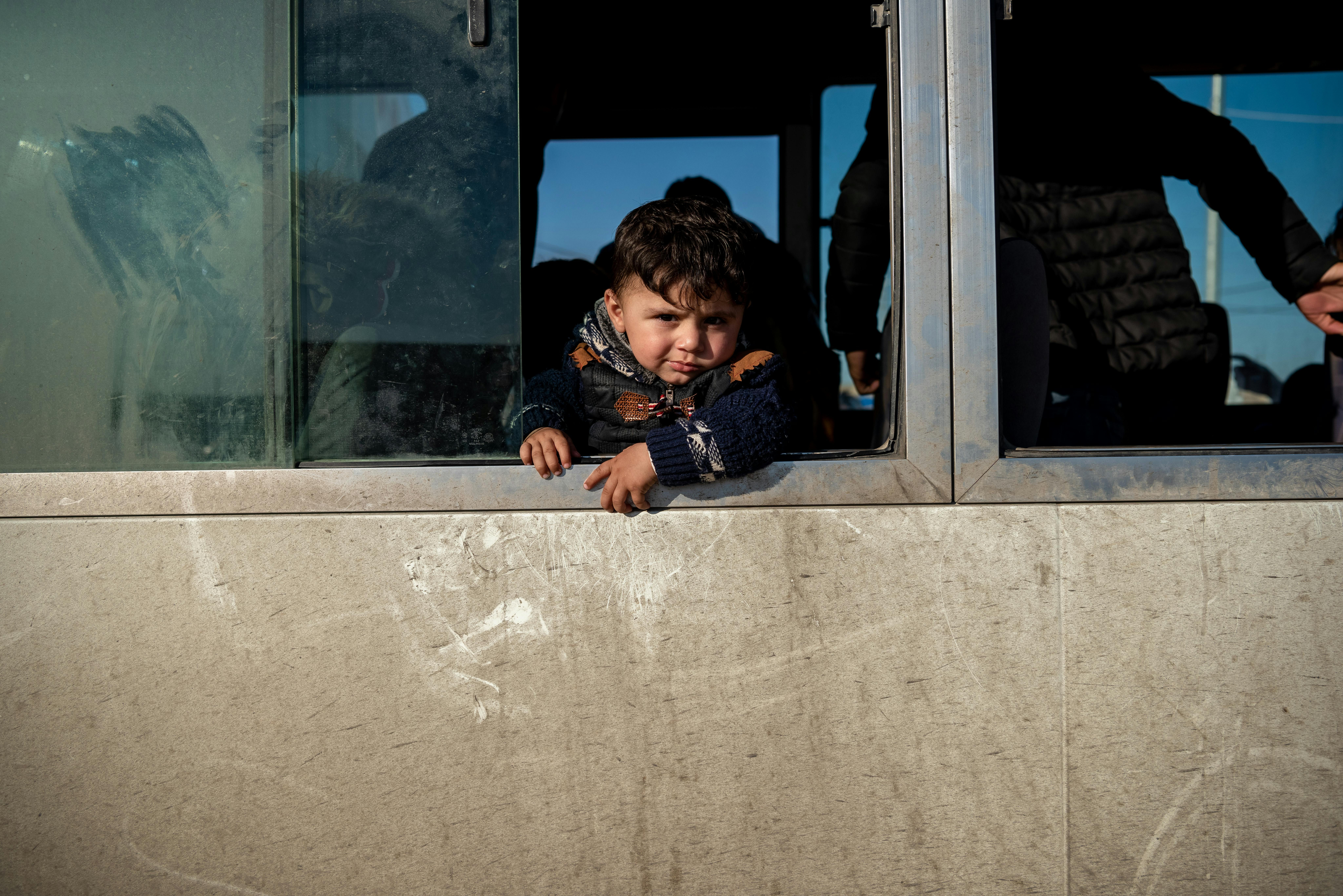 Mahran, 1 anno, arriva a bordo di un autobus nel campo di Bardarash, vicino alla città di Dohuk nel nord dell'Iraq. Lui e lua sua famiglia sono fuggiti dalla Siria e hanno impiegato più di 3 giorni per raggiungere i confini