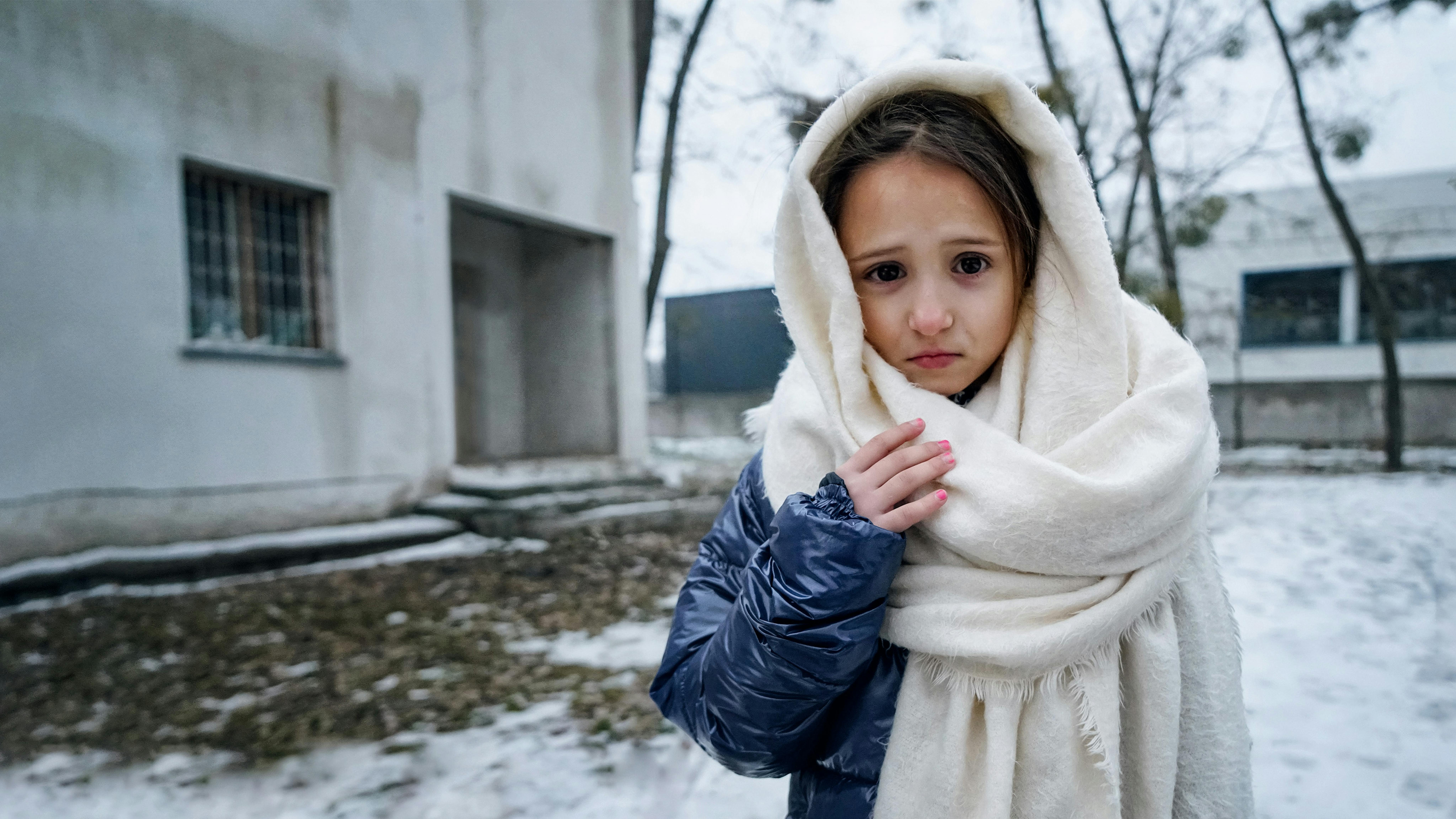 Ucraina - Eva, una bambina  di 8 anni, nella sua città colpita dalla guerra