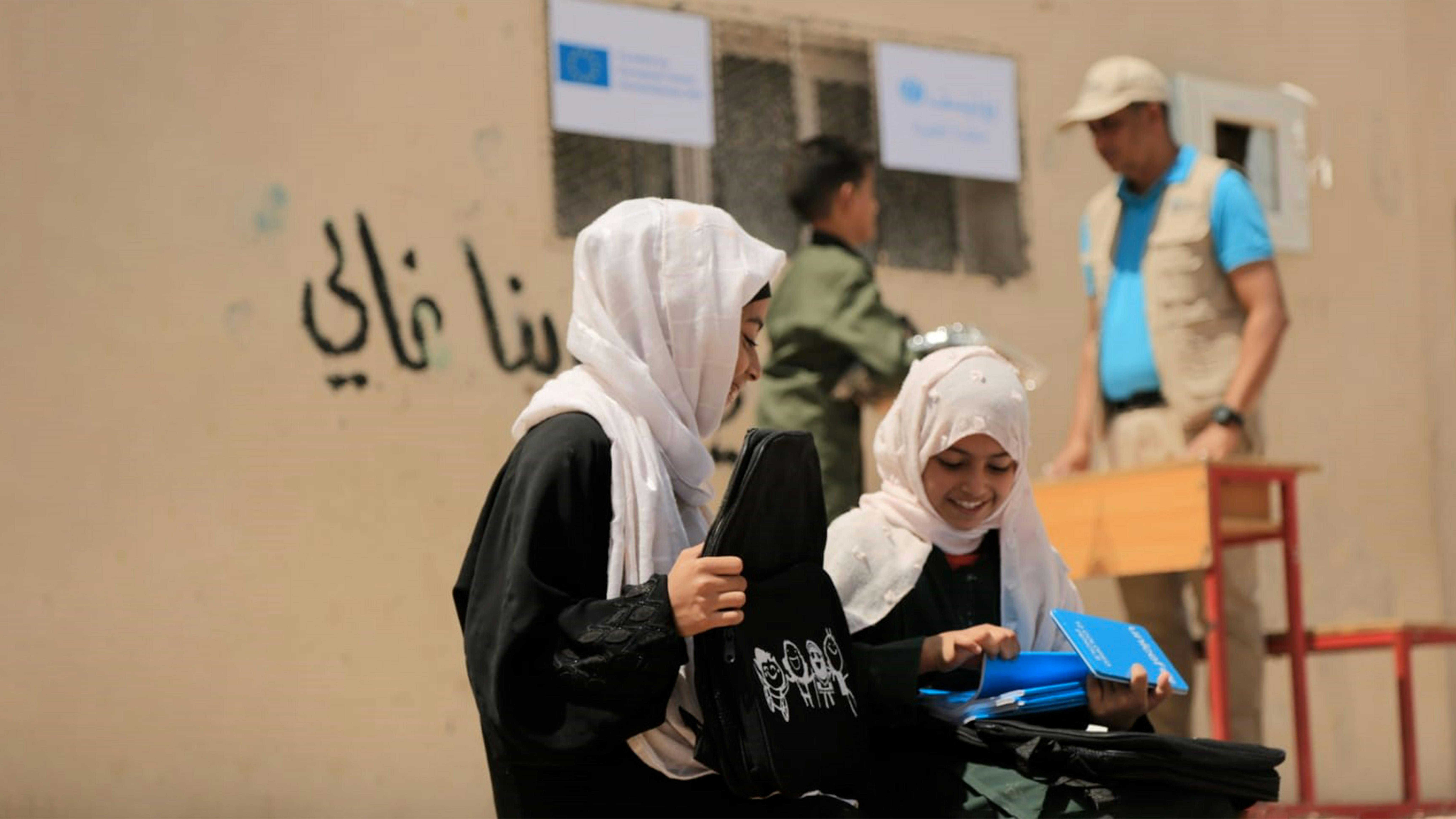 Yemen, due bambine aprono il kit 