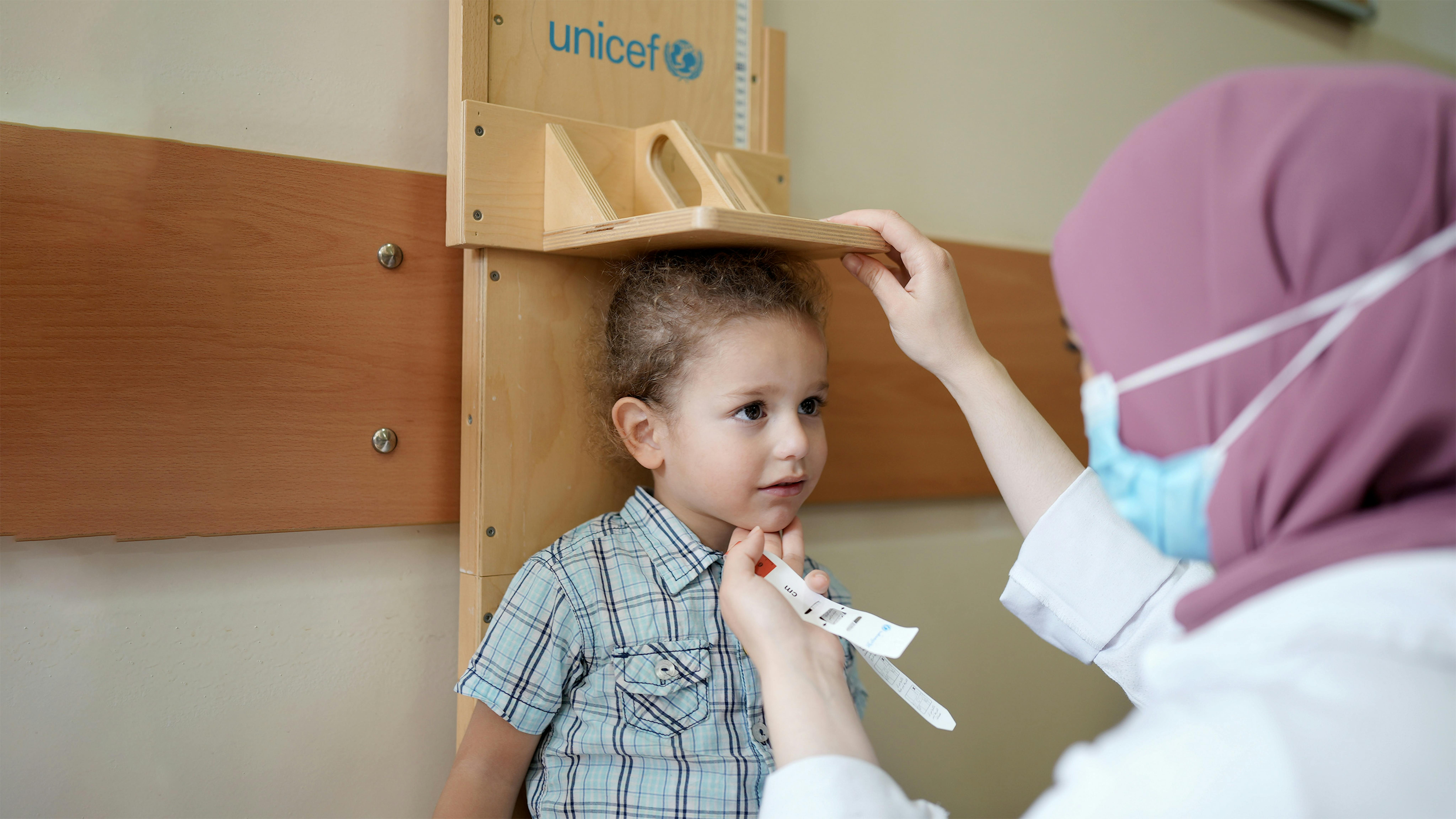 Libano - Una bambina si sottopone a un controllo sanitario generale in un centro sanitario di Tripoli