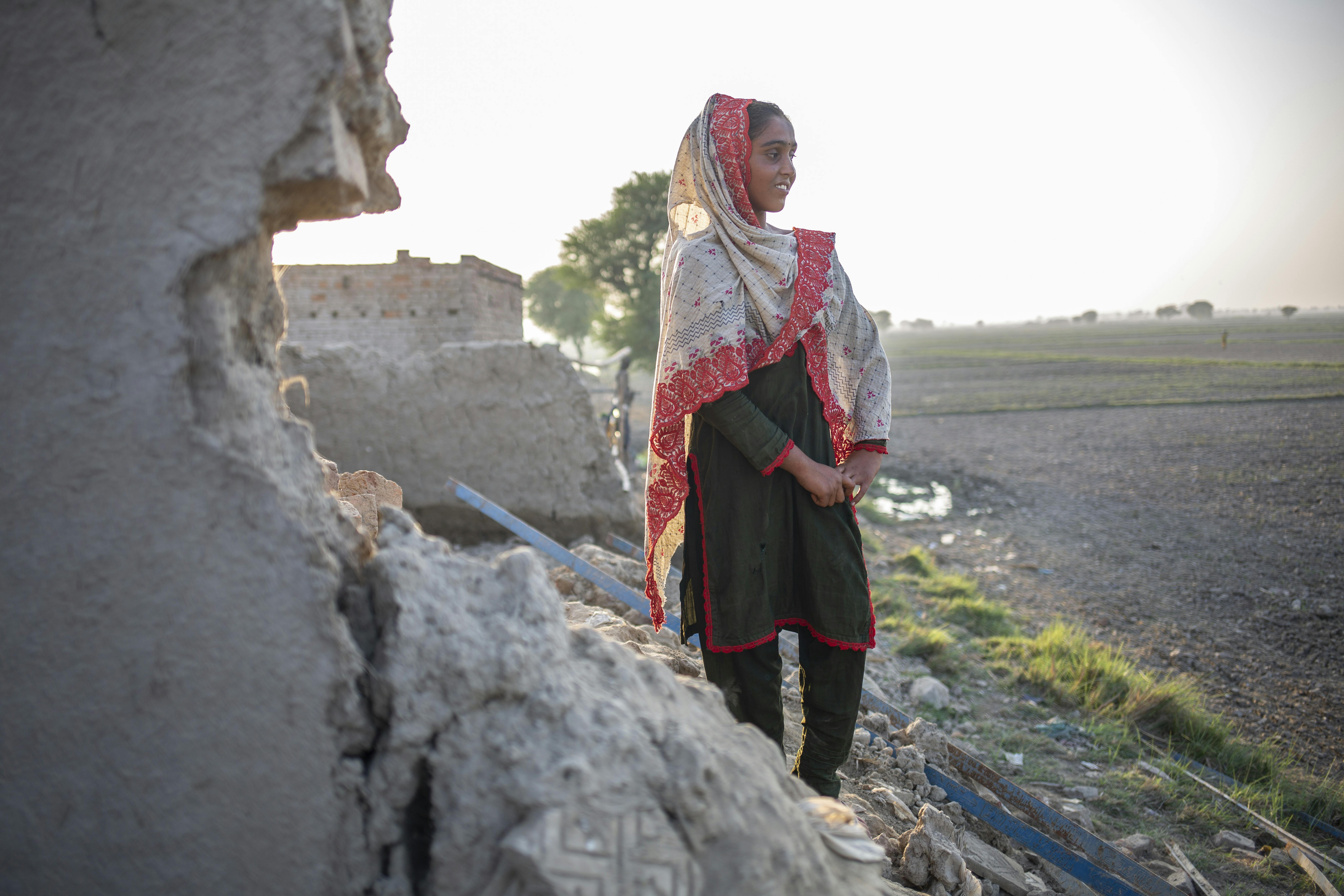 Pakistan, Sugrah si mette in posa, mentre si trova in una delle zone più colpite dall'alluvione della scorsa estate in Pakistan