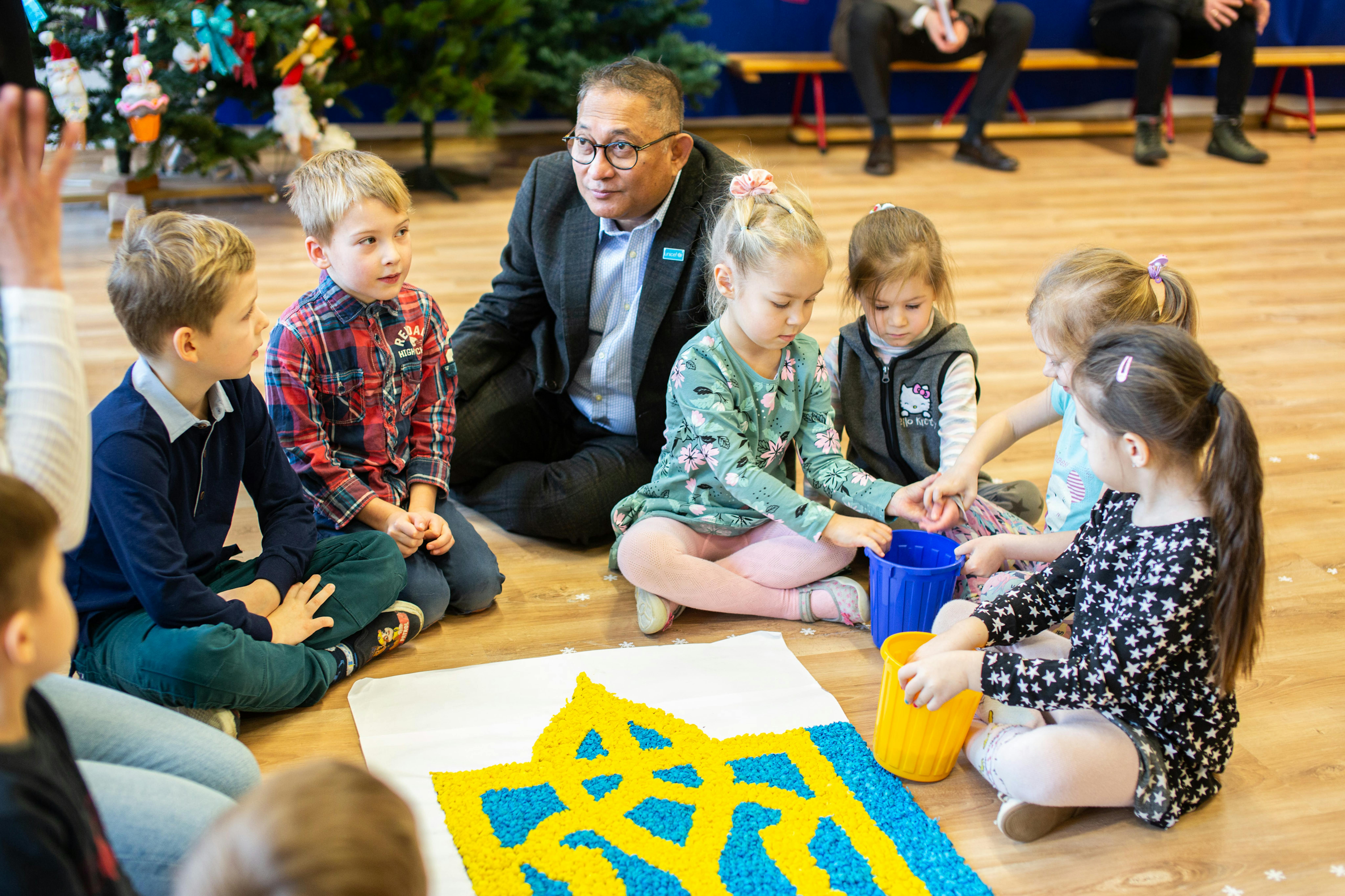 Rashed Mustafa, coordinatore dell'Ufficio di risposta alle emergenze dell'UNICEF in Polonia, mentre gioca con i bambini rifugiati Ucraini