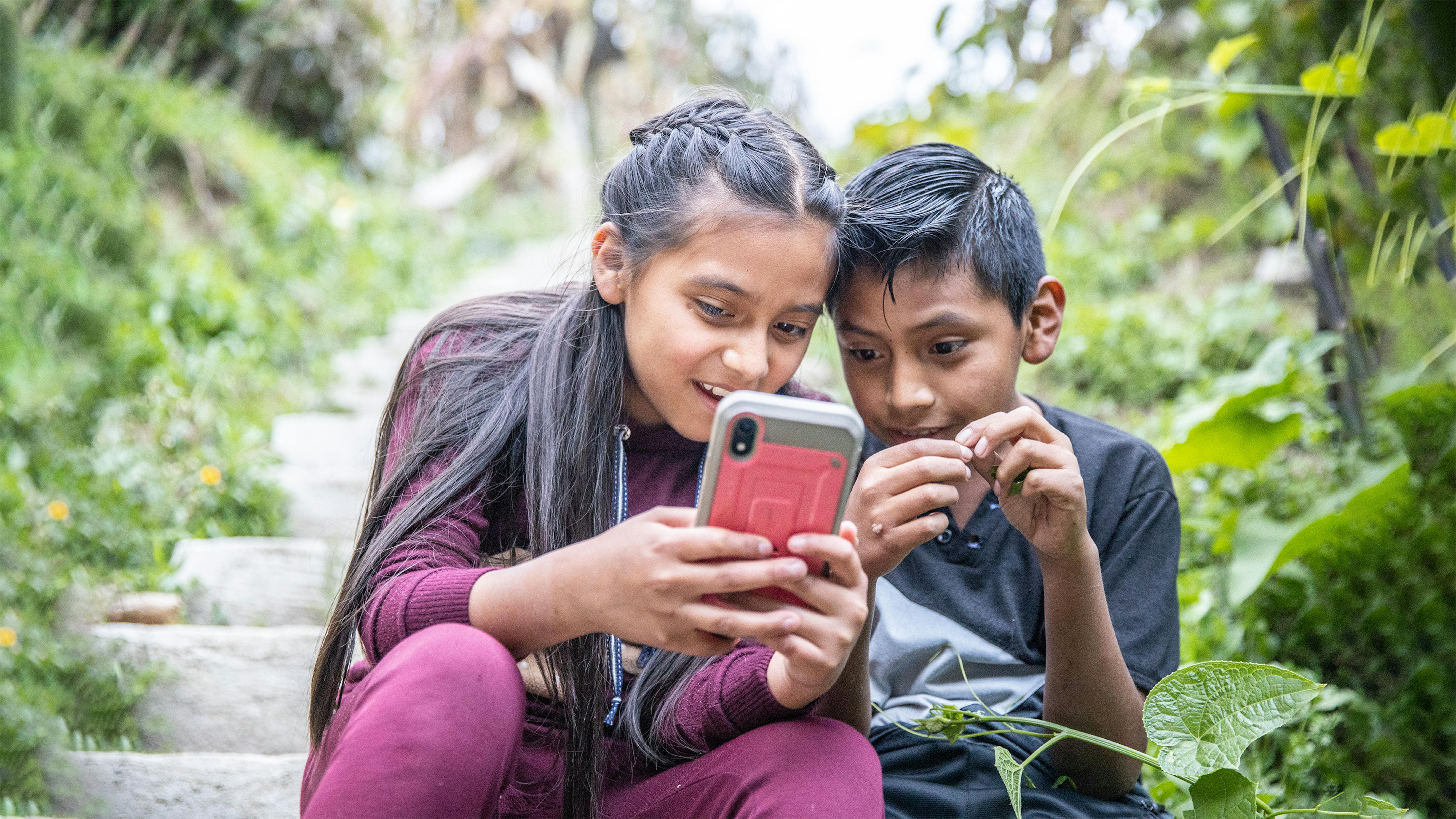 Ilda Sofia Vasquez e Brandon Vasquez, entrambi di 10 anni, giocano con lo smarthphone