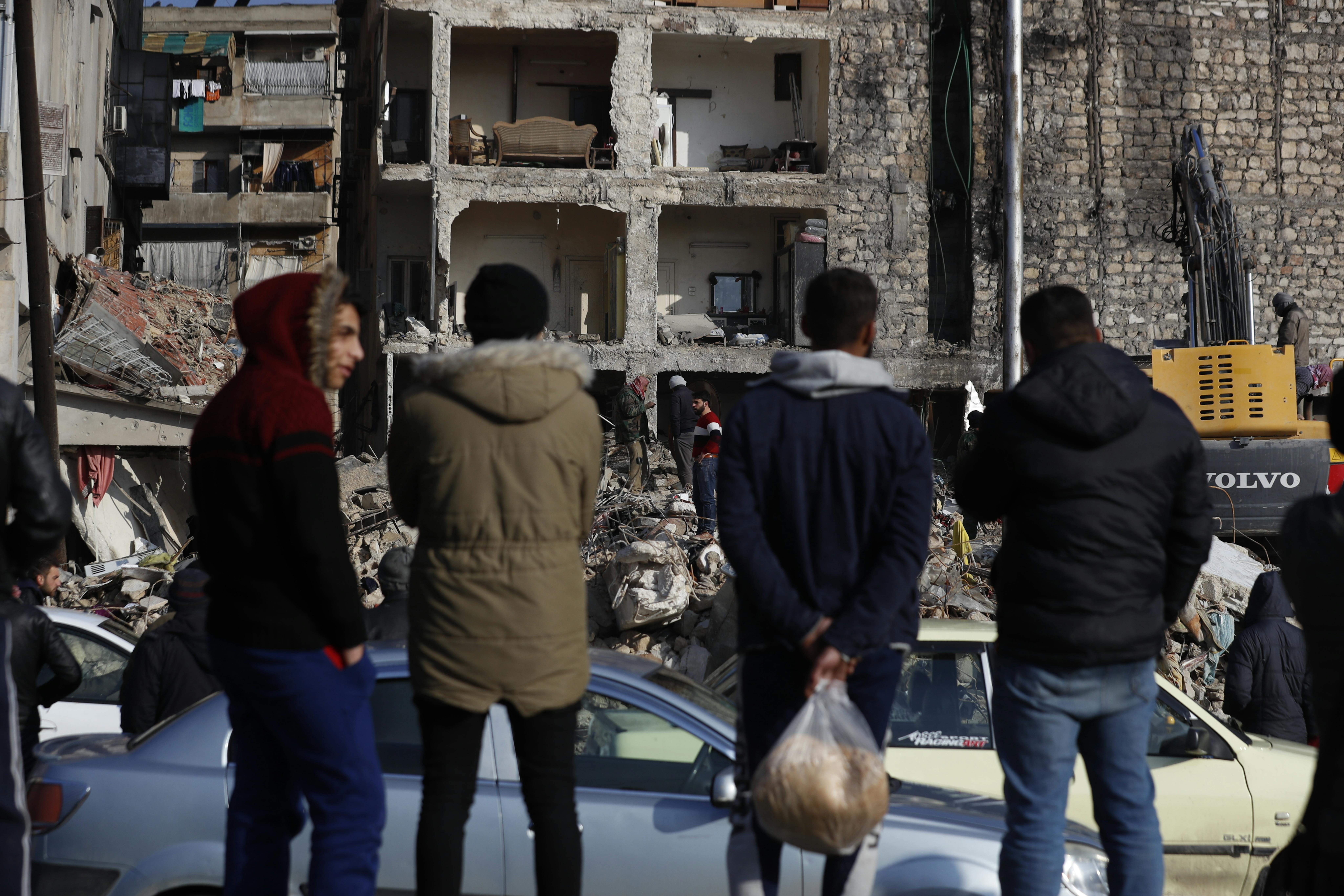 Siria, alcuni ragazzi guardano l'effetto devastante del terremoto che ha colpito la Sira nel febbraio 2023