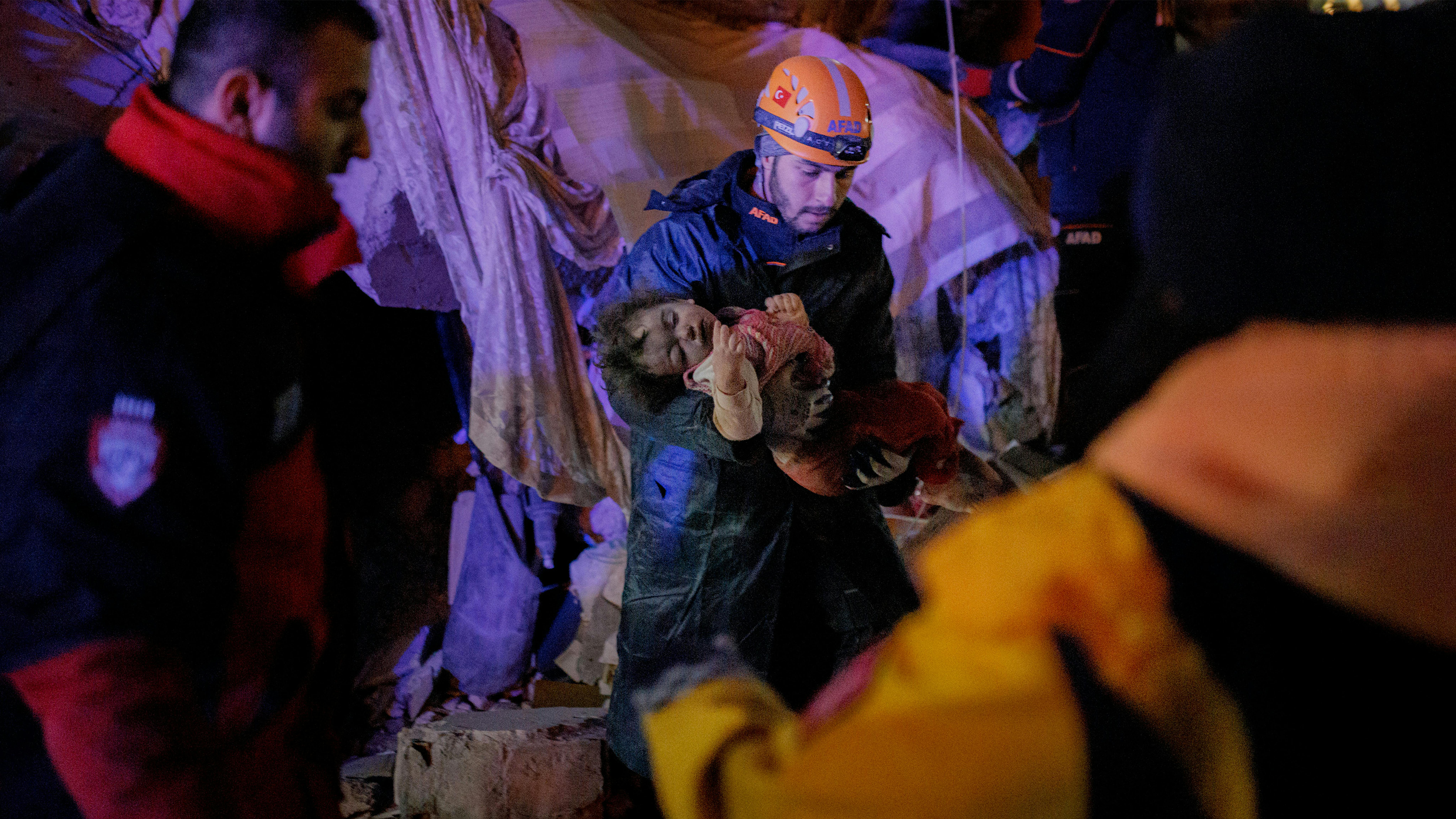 Turchia - Un bambino salvato dopo il terremoto a İskenderun