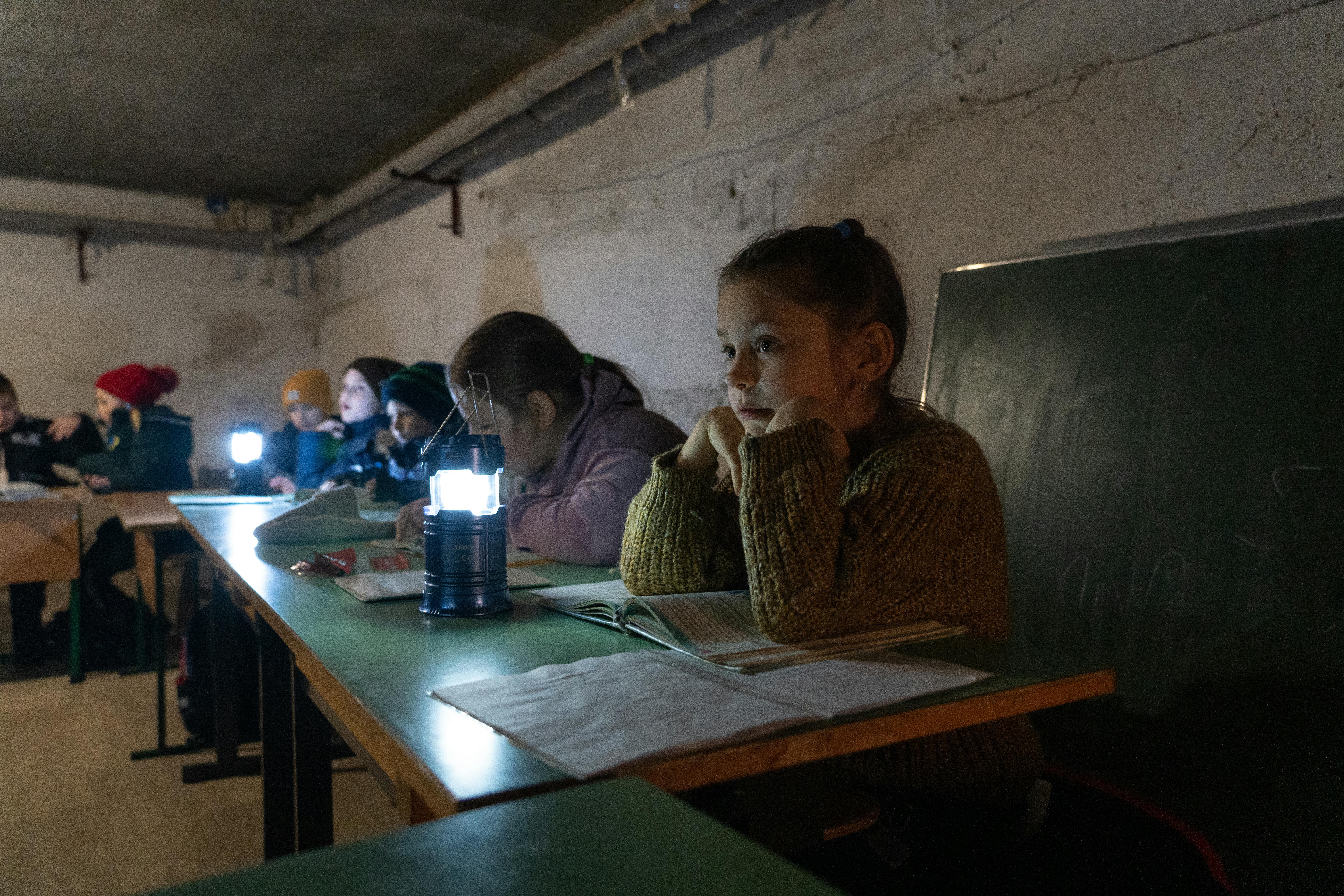 Borodianka, Ucraina: la piccola Margaryta, 10 anni, si trova insieme ad altri bambini nel rifugio della scuola, dove l'UNICEF ha consegnato nuovi generatori per permettere di continuare le lezioni