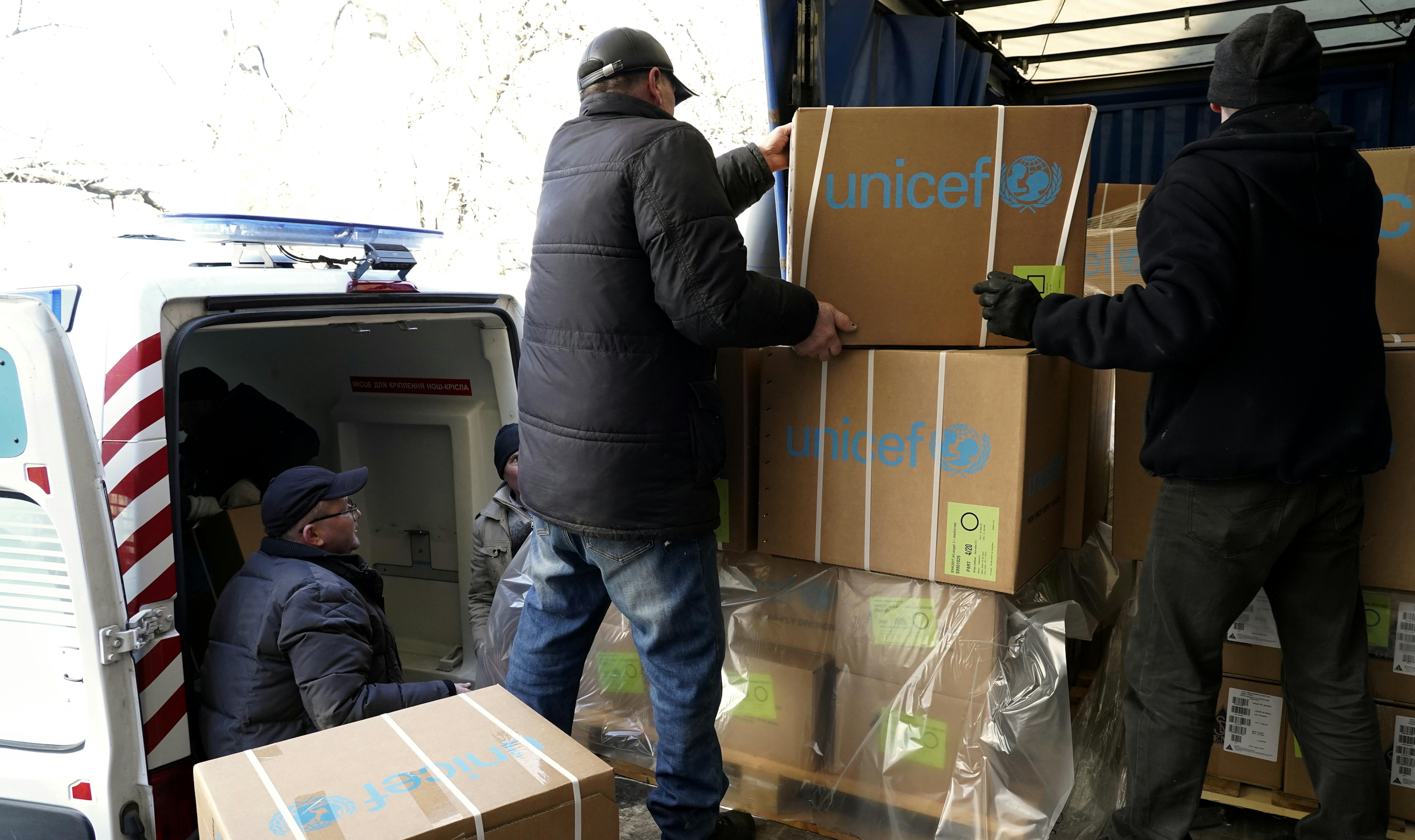 Ucraina, Come parte di un convoglio interagenzia, l'UNICEF ha consegnato otto ventilatori medici alle strutture sanitarie di Kherson,
