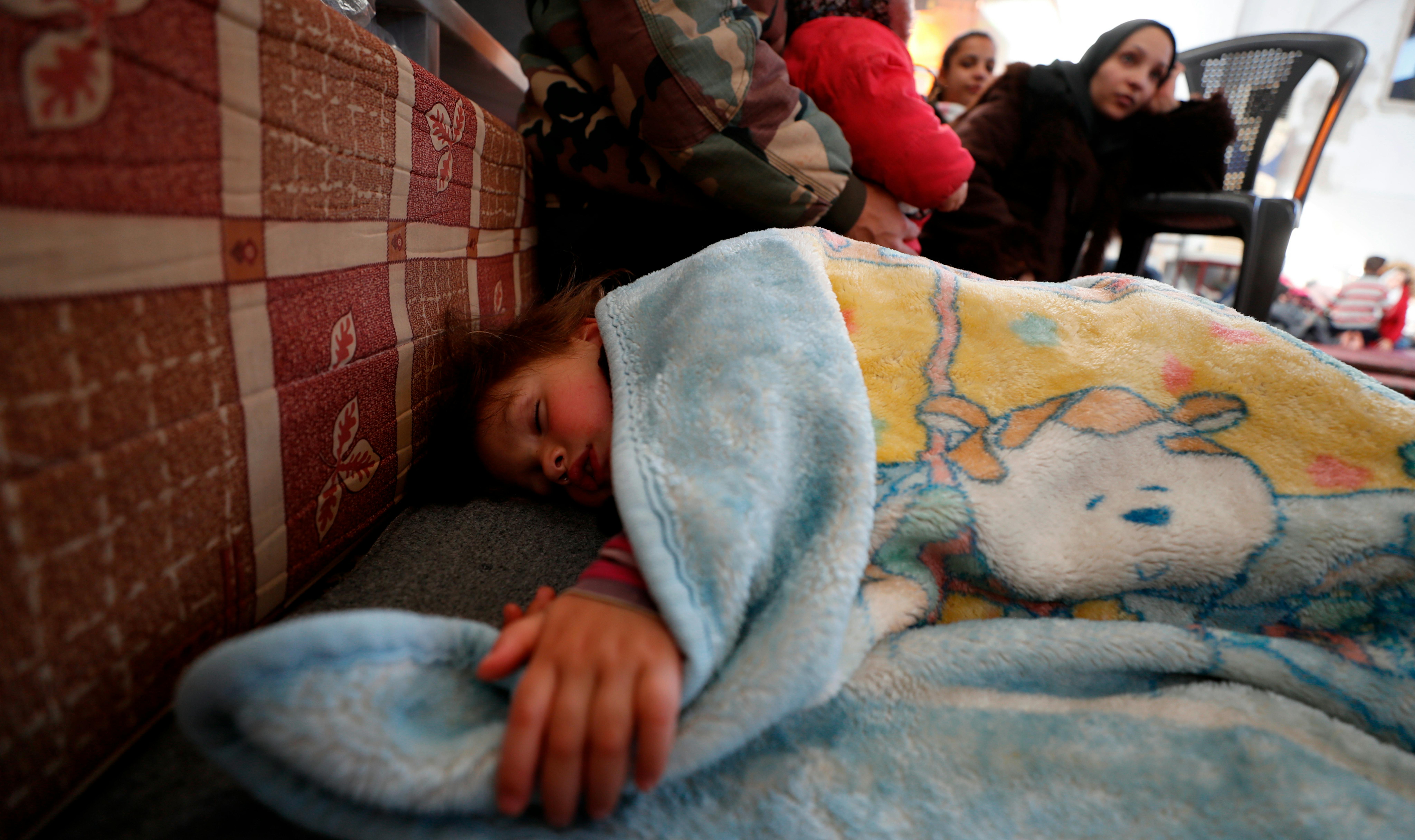 Siria- un bambino dorme sotto una coperta in un rifugio temporaneo nella moschea di Al-Mansory nel distretto della città vecchia di Jableh.