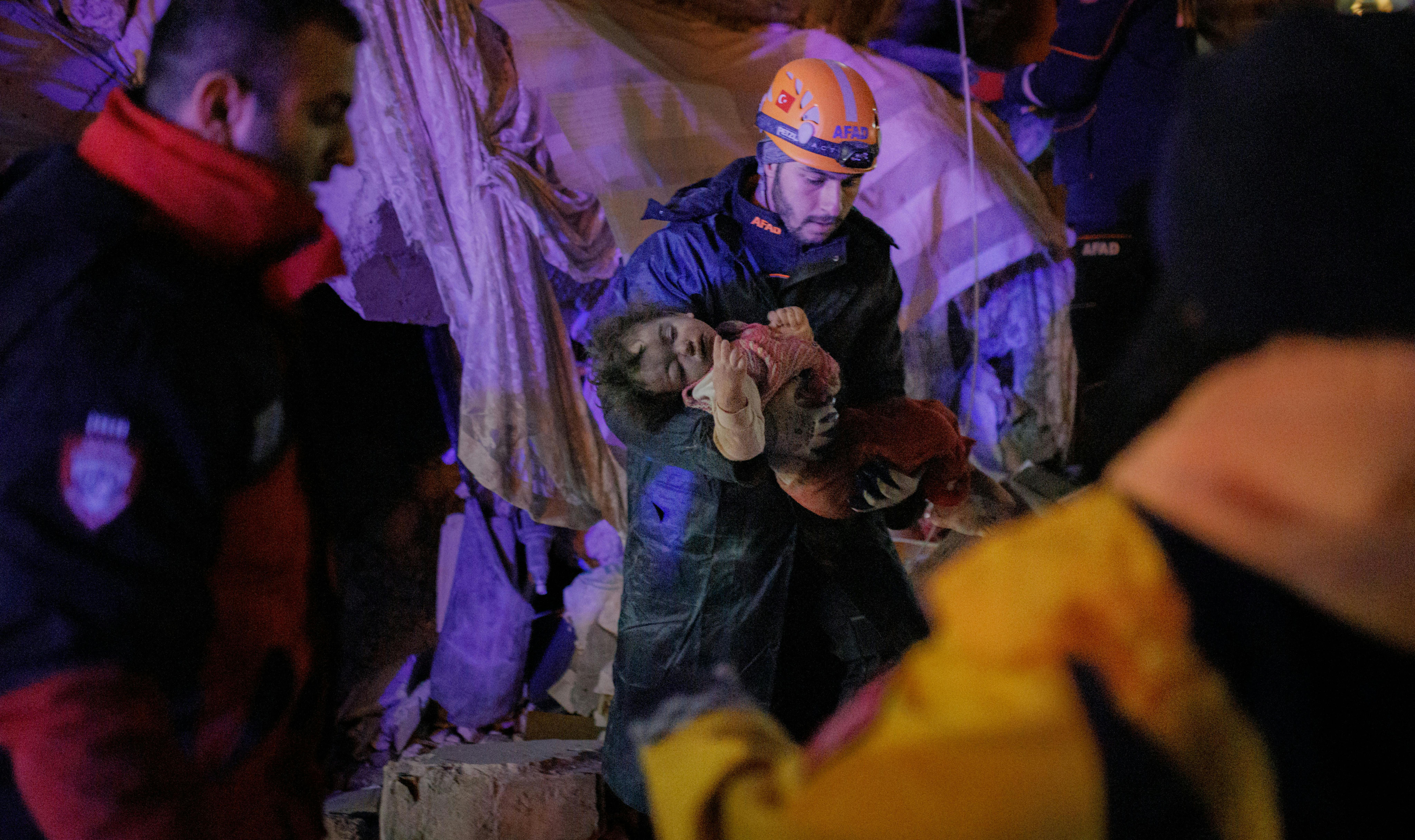 Turchia - i mezzi di soccorso salvano una bambina