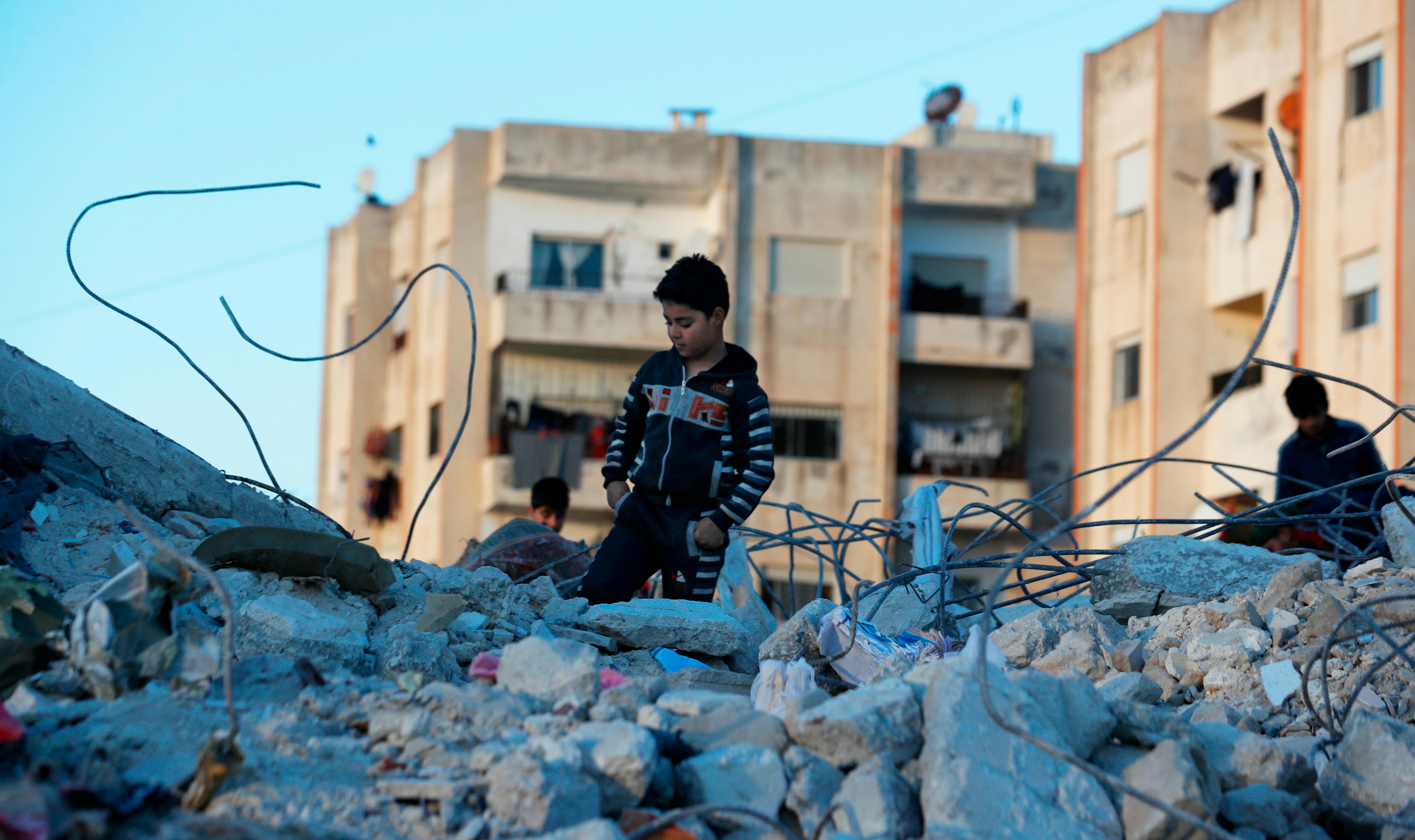 Siria, Latakkia, un bambino cammina tra le macerie causate dal terremoto del 6 febbraio 2023