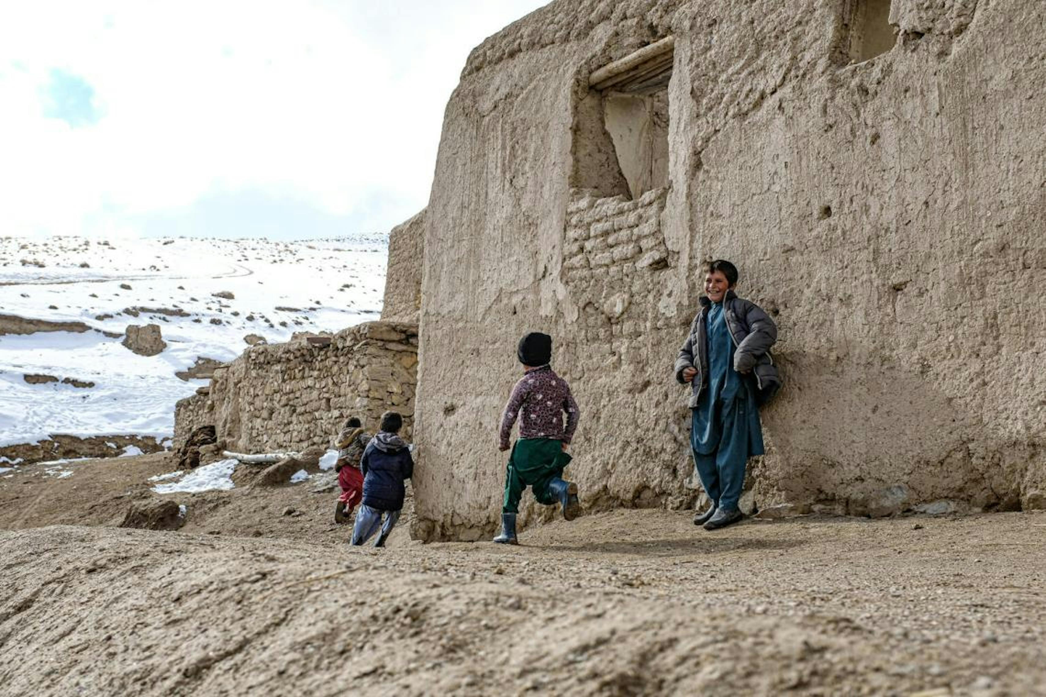 Bambini che giocano nel villaggio di Joyaab nel distretto di Chagcharan nella provincia di Ghor. Il villaggio si trova a tre ore di auto dalla capitale Firozkoh e rimane inaccessibile durante l'inverno.