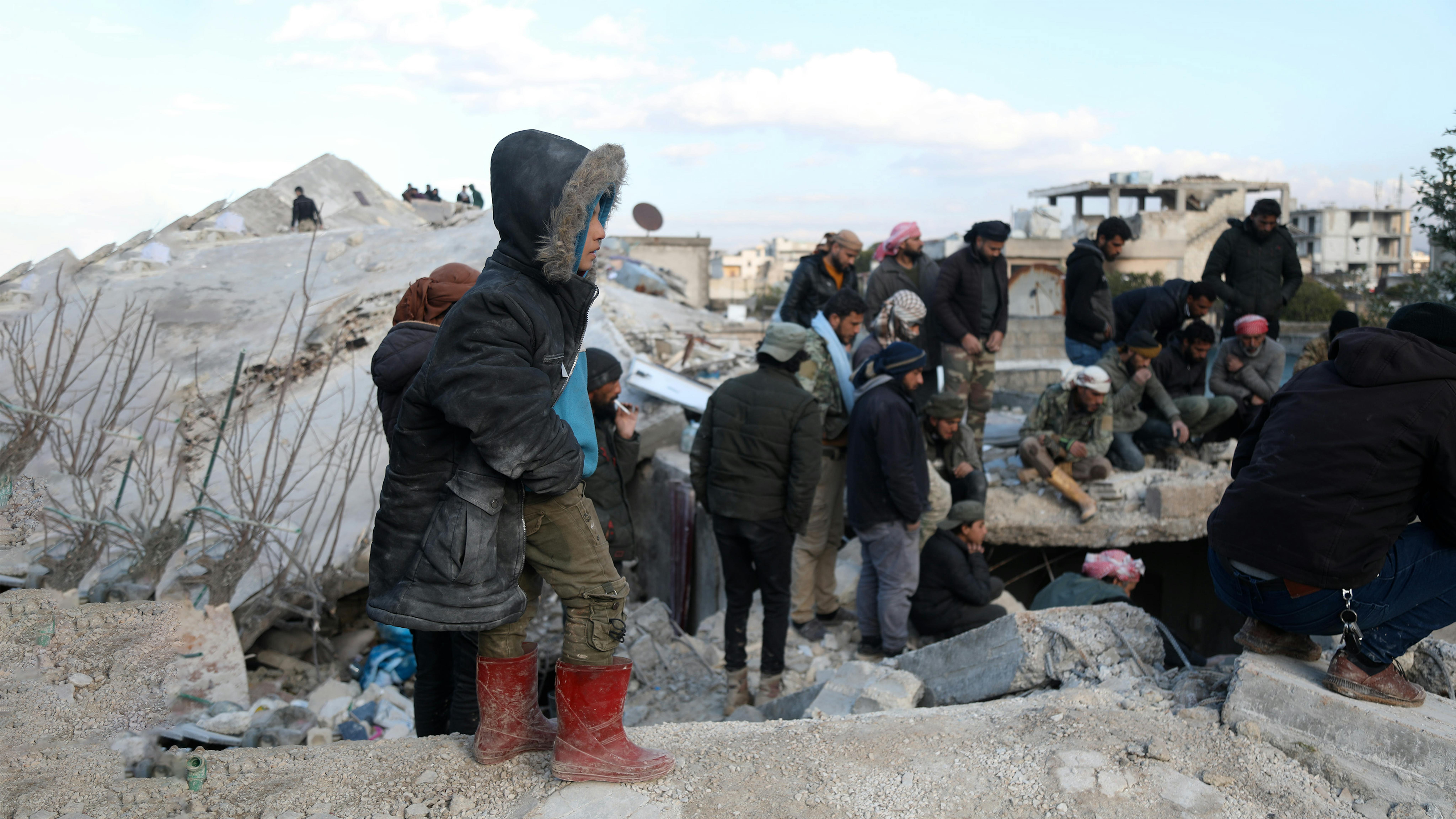 Siria - residenti e squadre di soccorso cercano i sopravvissuti sotto le macerie di un edificio crollato a Jandairis ad Aleppo