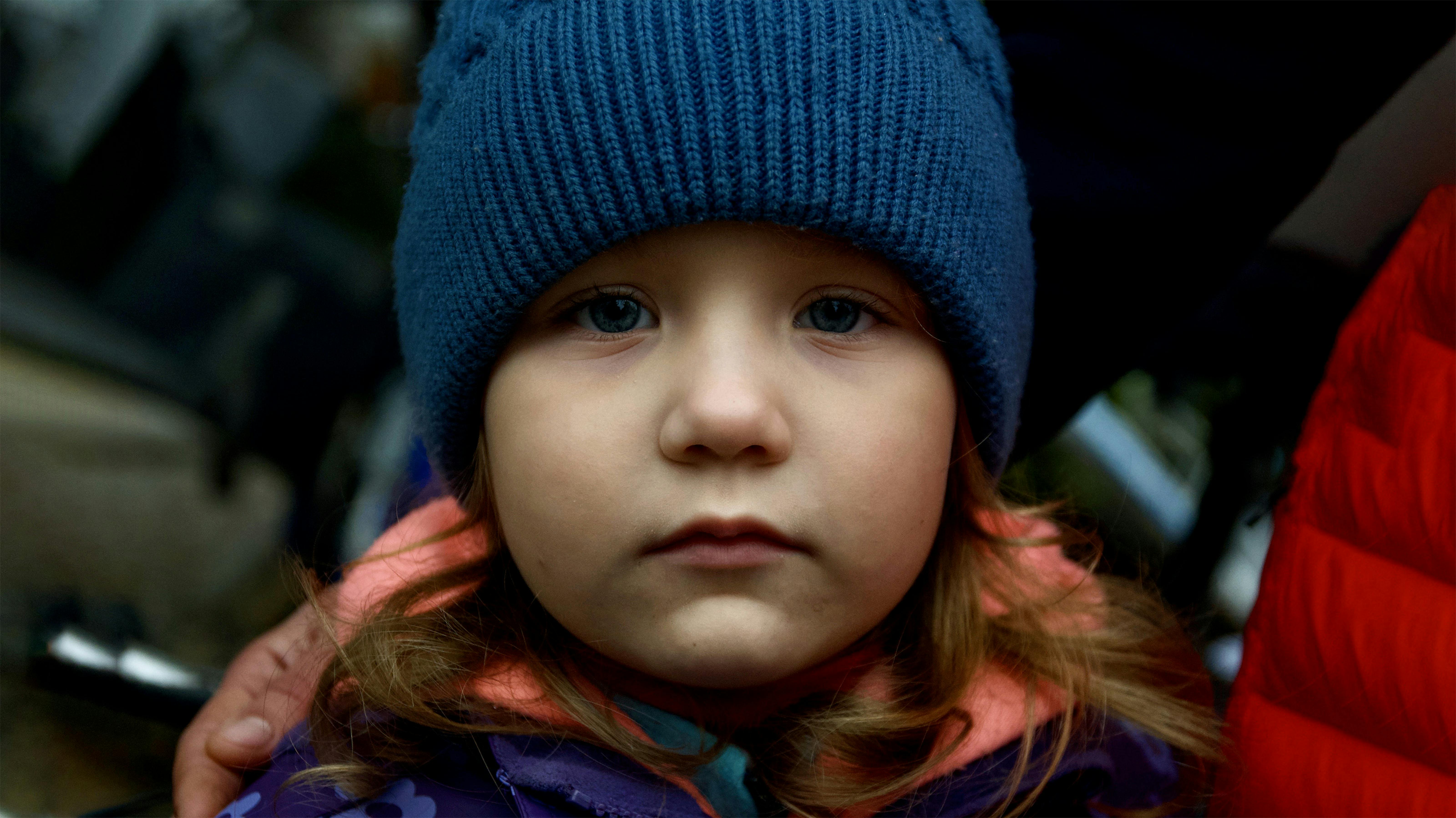Scatto Gianmarco Sicuro, giornalista Rai. In foto una bambina di 8 anni, del Donbass, mentre è in fila assieme ad altre centinaia di persone per ricevere pane e latte