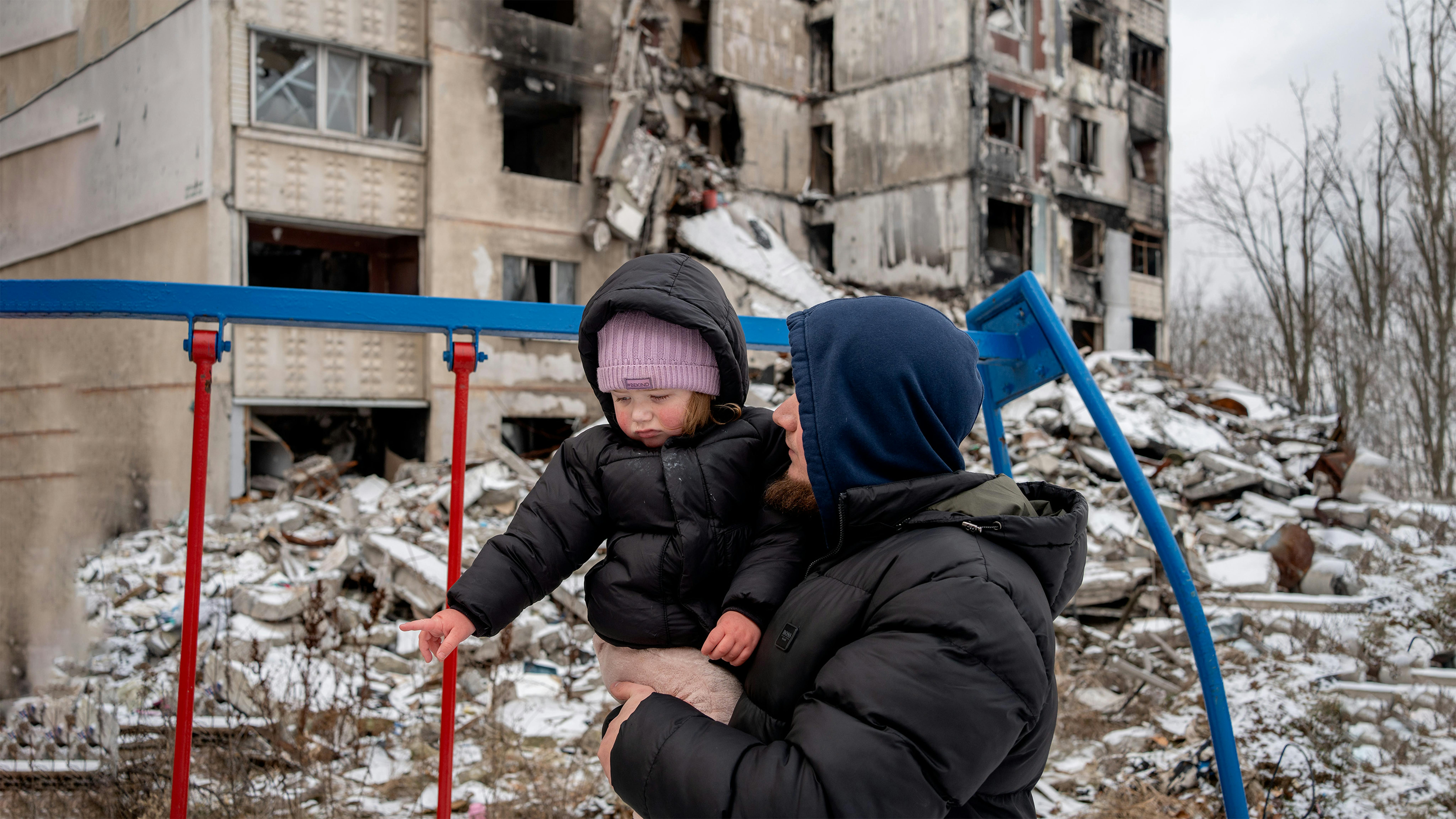 Ucraina - Oleksandr sta passeggiando nel cortile con sua figlia Michelle di due anni a Saltivka, in Ucraina.Oleksandr e sua moglie stanno facendo tutto il possibile per proteggere la loro figlia di due anni.