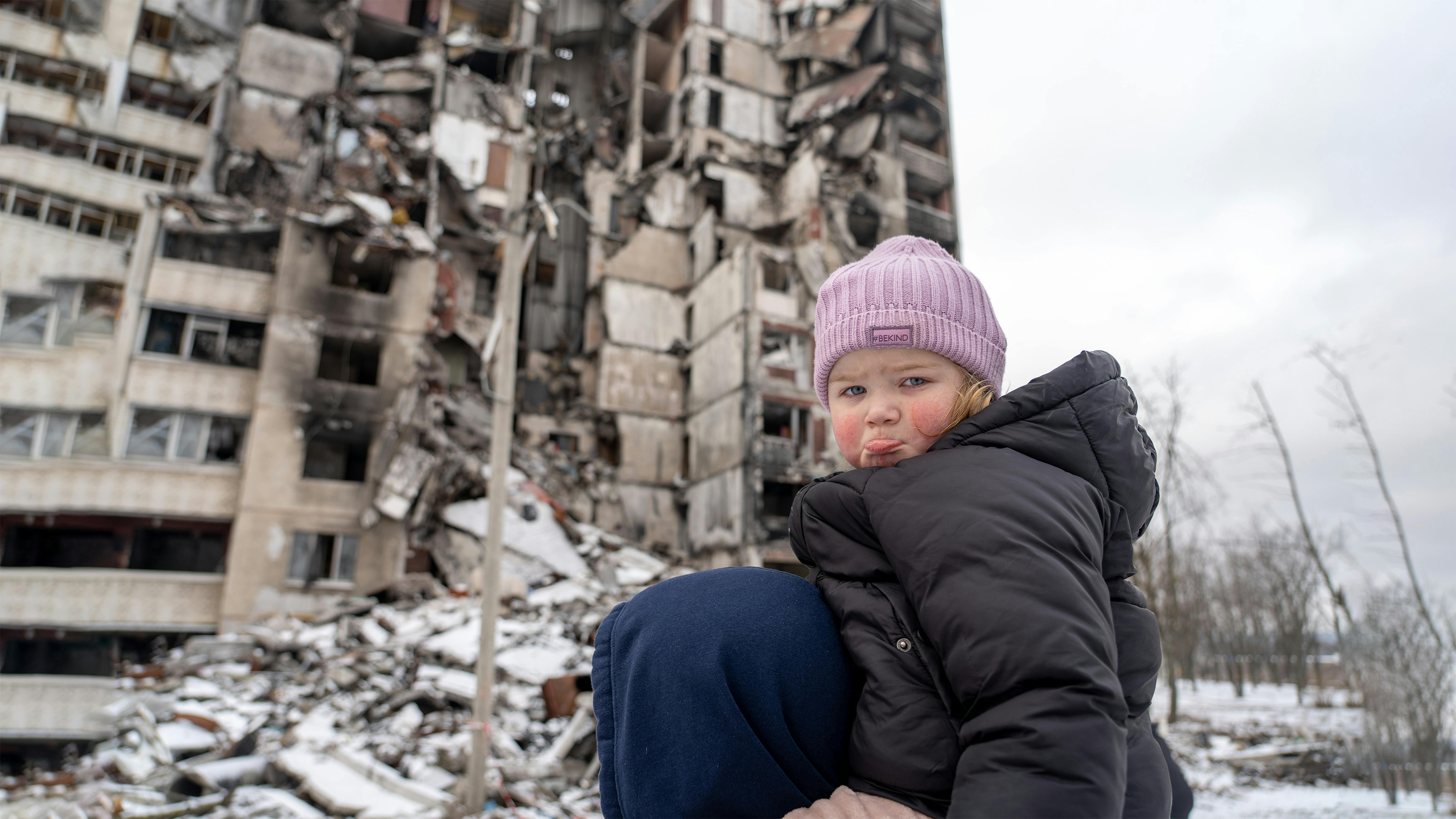 Ucraina - 91 / 5.000 Risultati della traduzione Risultato di traduzione Oleksandr sta facendo una passeggiata tra le rovine del suo quartiere  con sua figlia Michelle di due anni a Saltivka