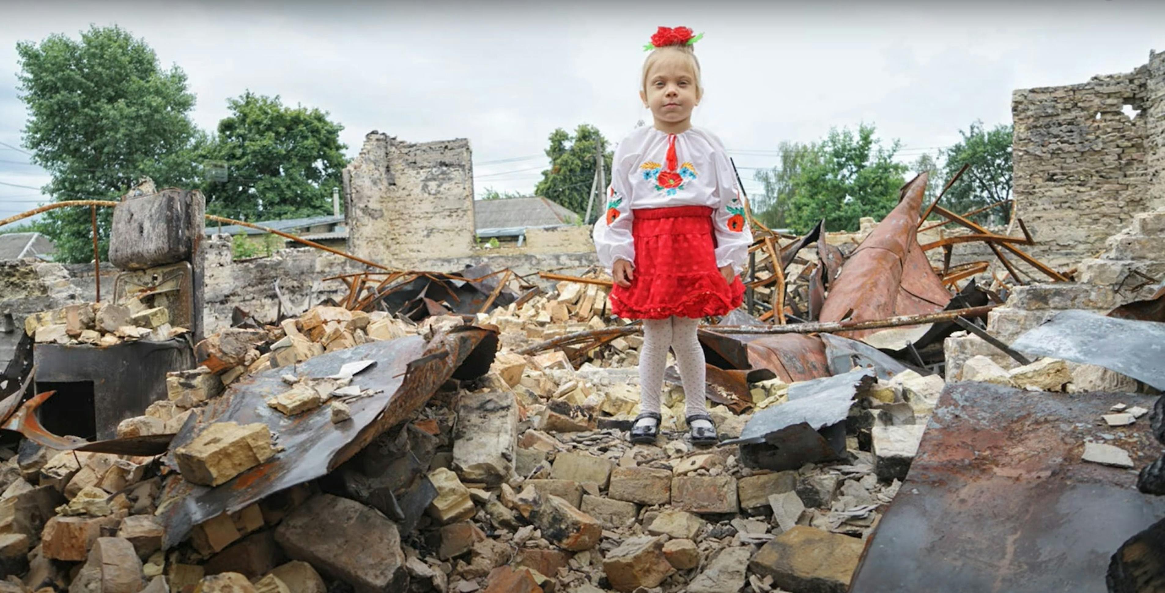 Bambina sulle macerie, video 365 giorni guerra Ucraina