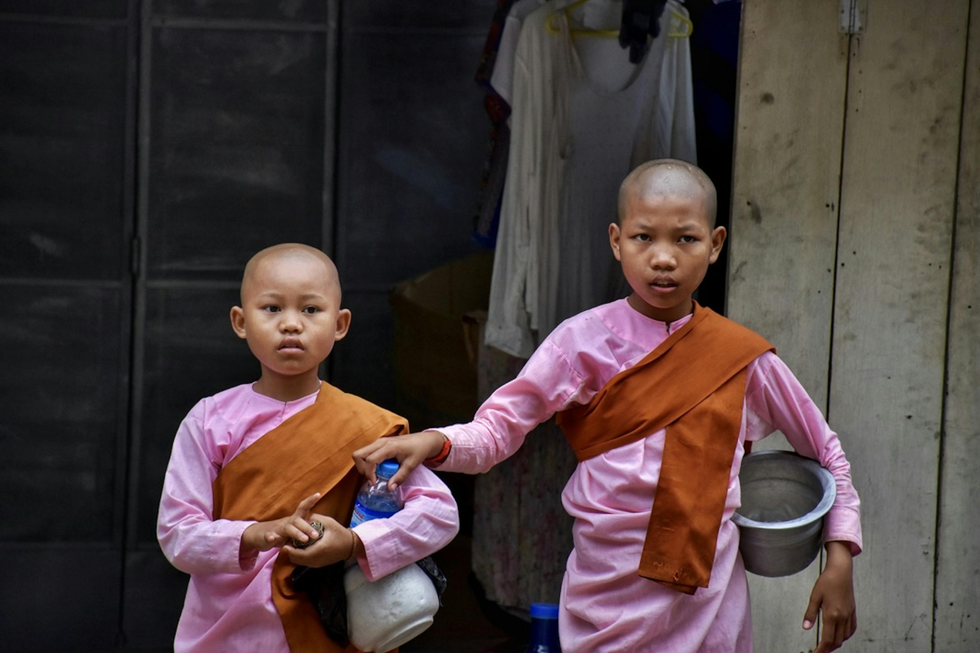 Birmania, due bambini tengono in mano degli utensili per cucinare. La foto fa parte della raccolta di scatti esposti al MAXXI fino al 5 marzo nel contesto della mostra "Can you smile for me? L'infanzia sperduta"