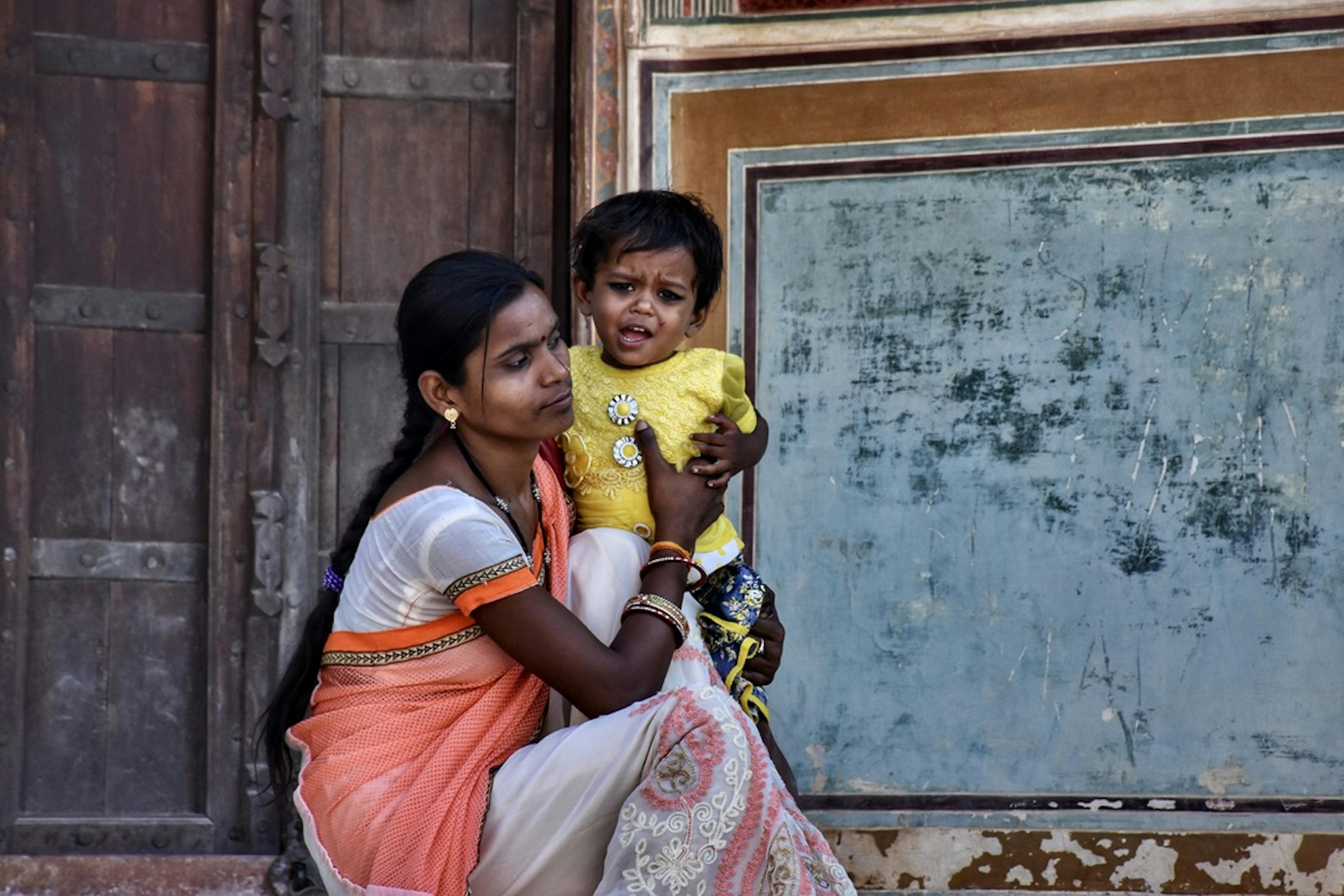 India, una mamma tiene in braccio suo figlio. La foto fa parte della raccolta di scatti esposti al MAXXI fino al 5 marzo nel contesto della mostra "Can you smile for me? L'infanzia sperduta"