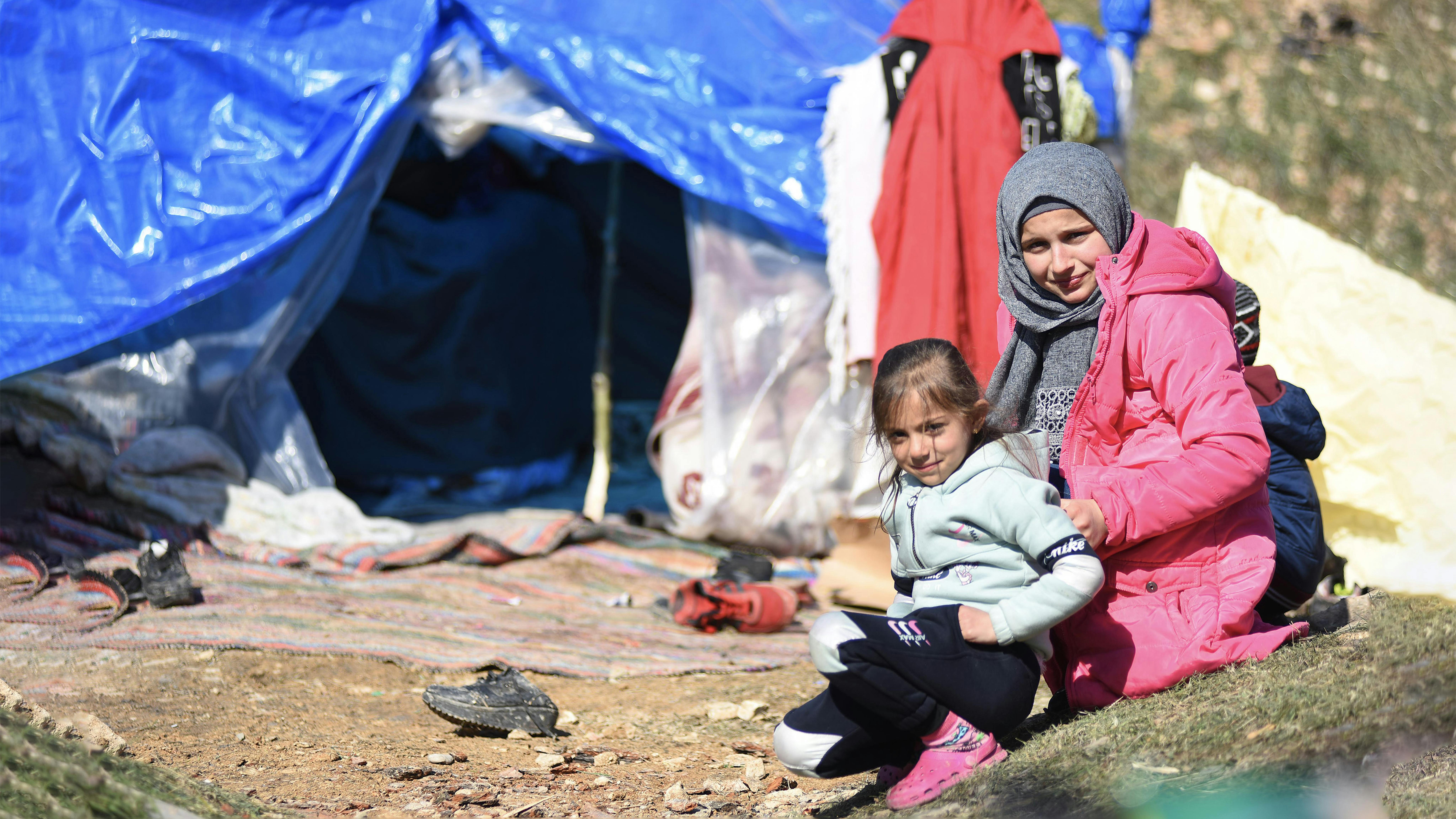 Turchia - Una madre e un bambino sopravvissuti al terremoto di magnitudo 7.7 nella provincia di Onikişubat