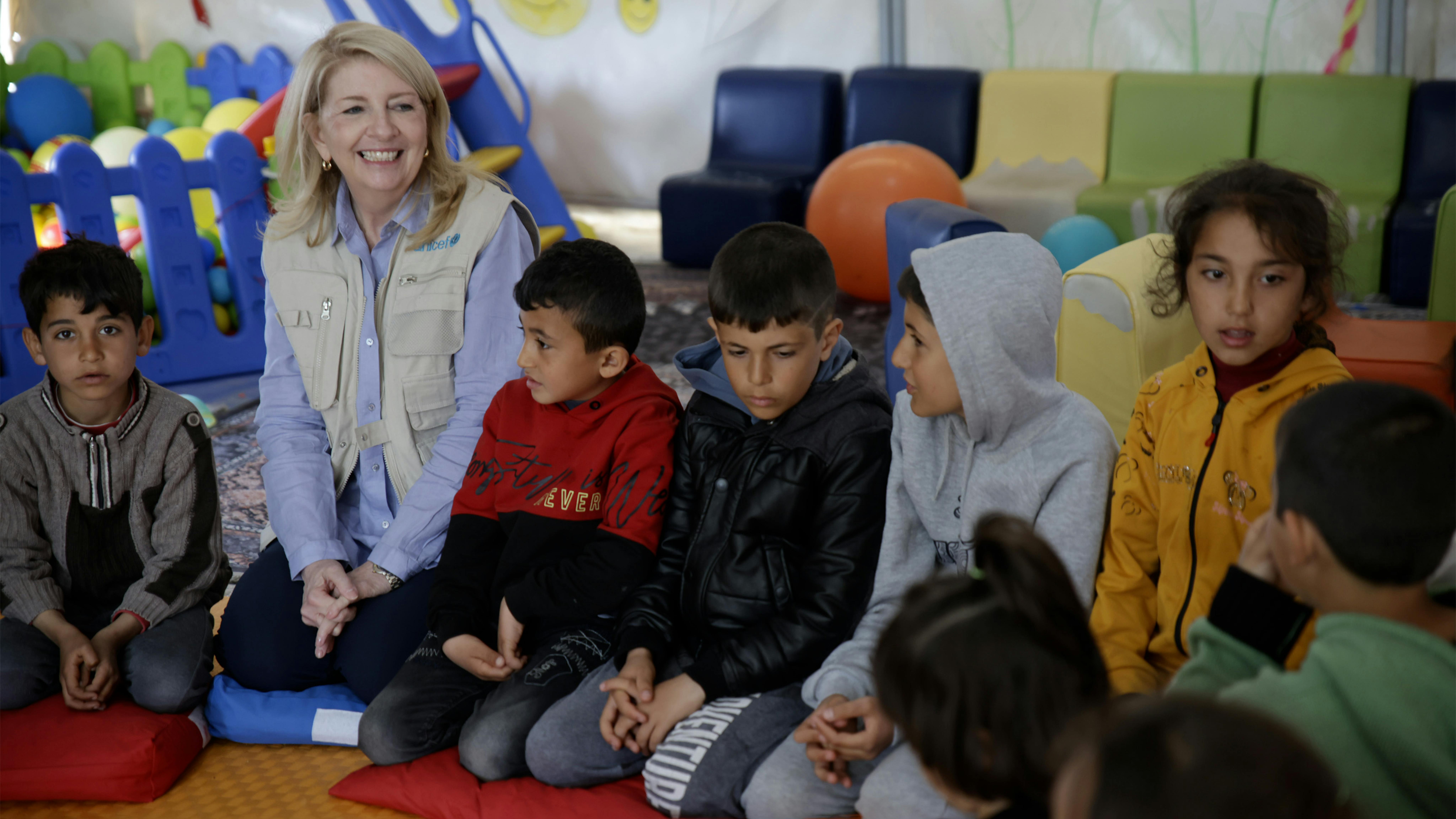 Il Direttore Esecutivo dell'UNICEF Catherine Russell in una sessione psicosociale a Kahramanmaraş, in Turchia, con i bambini sopravvissuti ai devastanti terremoti.