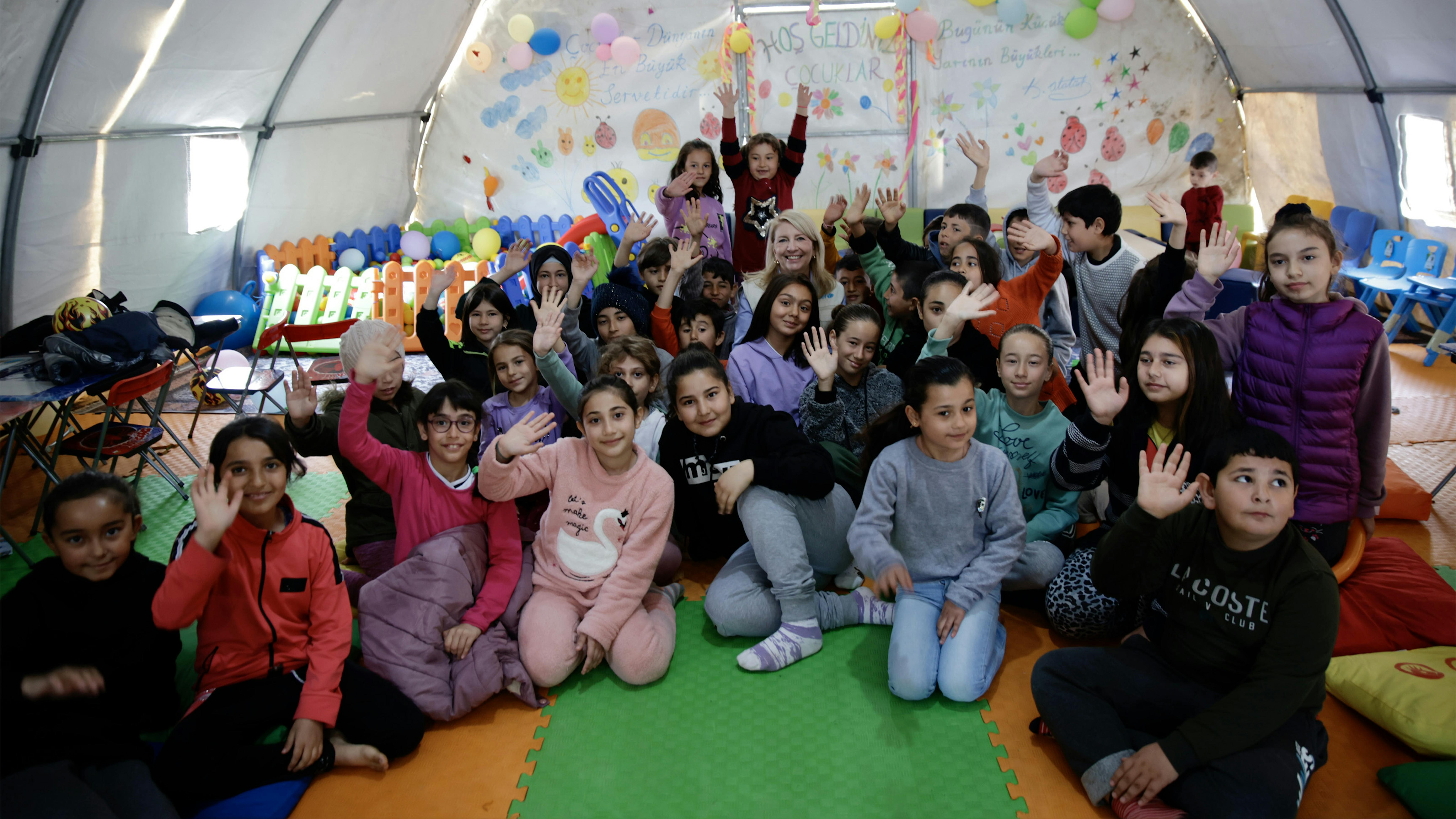 Il Direttore Esecutivo dell'UNICEF Catherine Russell in una sessione psicosociale a Kahramanmaraş, in Turchia, con i bambini sopravvissuti ai devastanti terremoti.