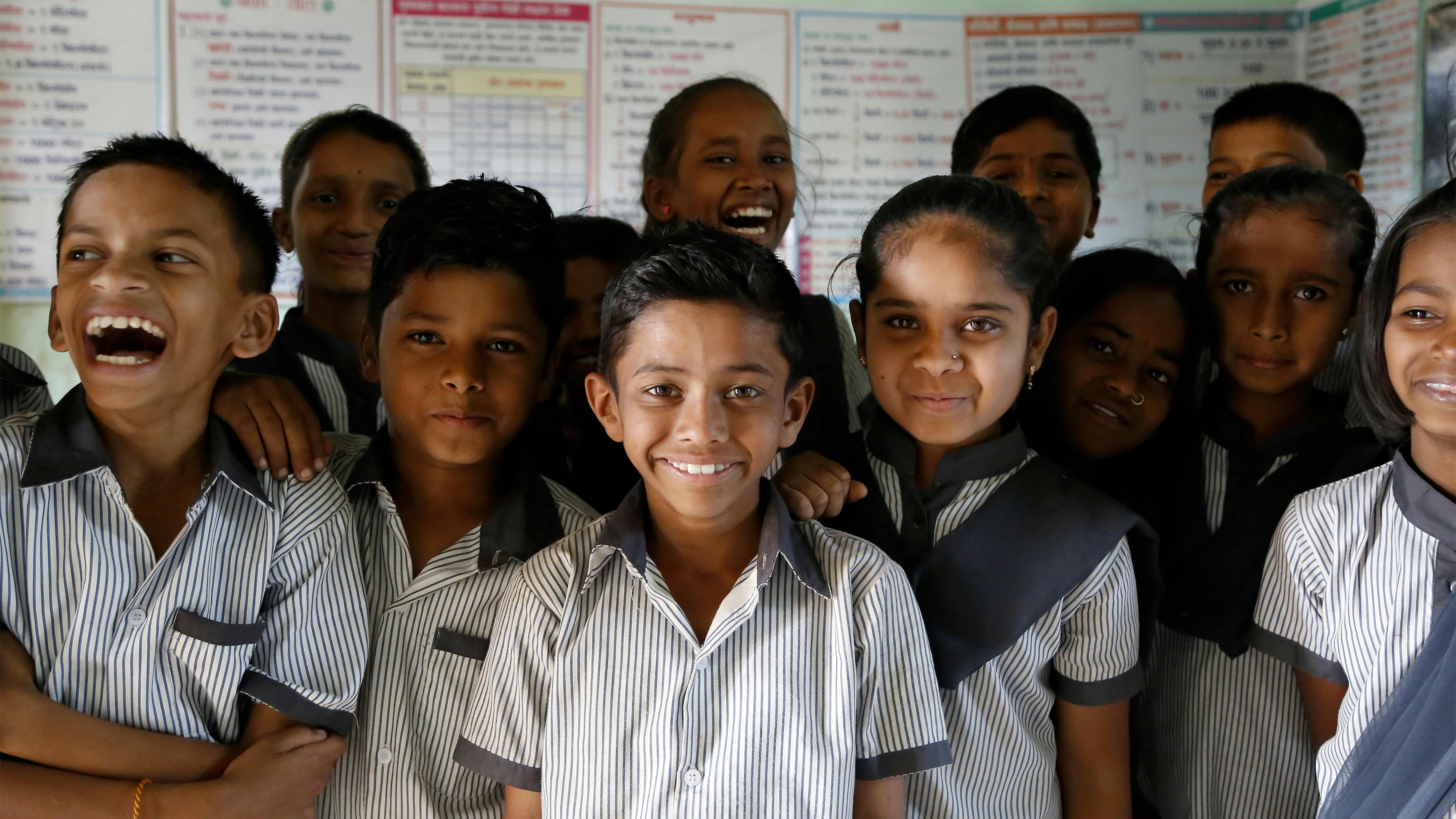 Ritratto di gruppo di bambini della scuola primaria presso la scuola ZPPS nel villaggio di Sanja nel distretto di Osmanabad del Maharashtra, India.