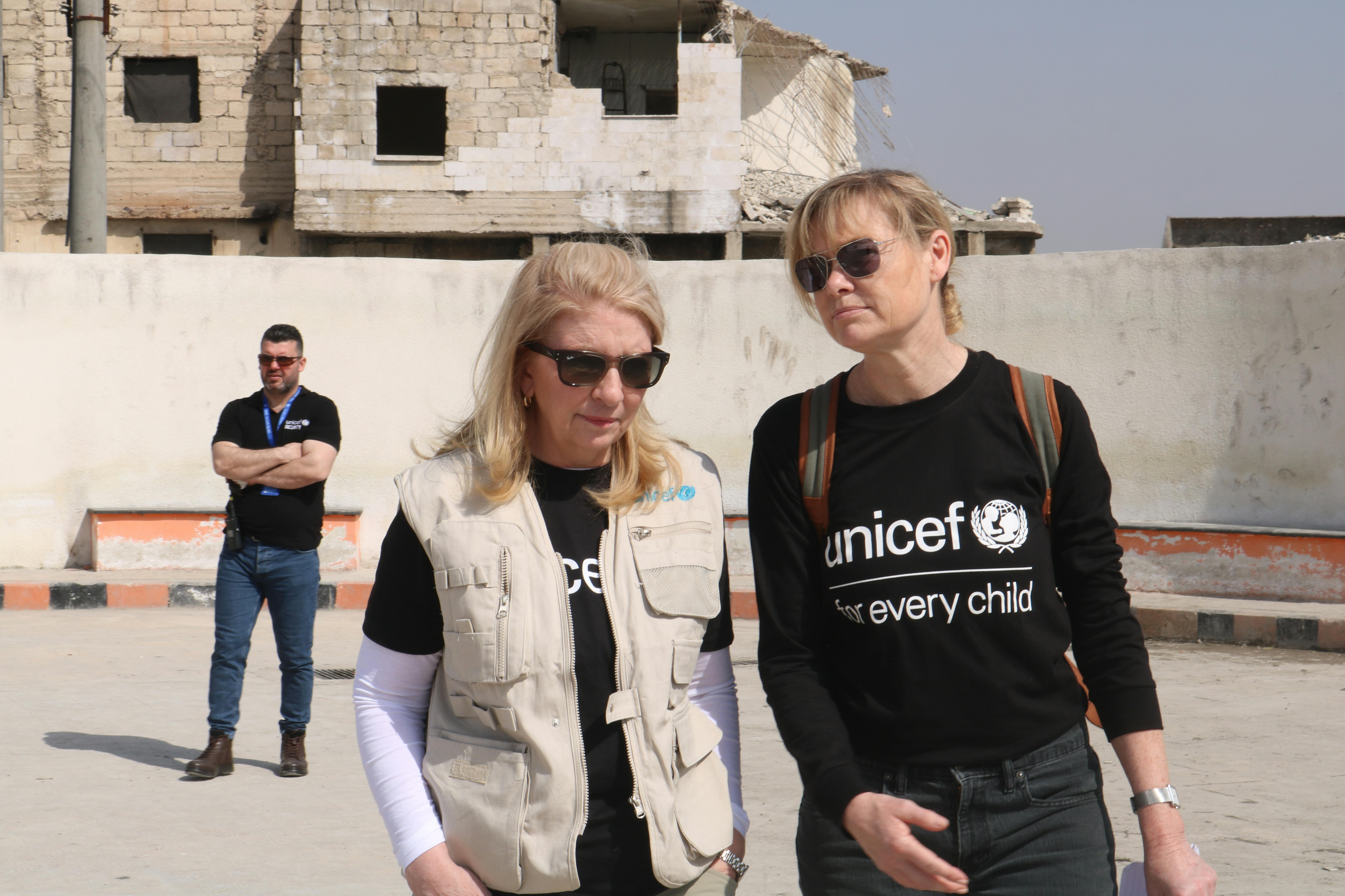 Catherine Russell guida una delegazione del personale dell'UNICEF in visita alla scuola Ahmad Adeeb Al-Ali (