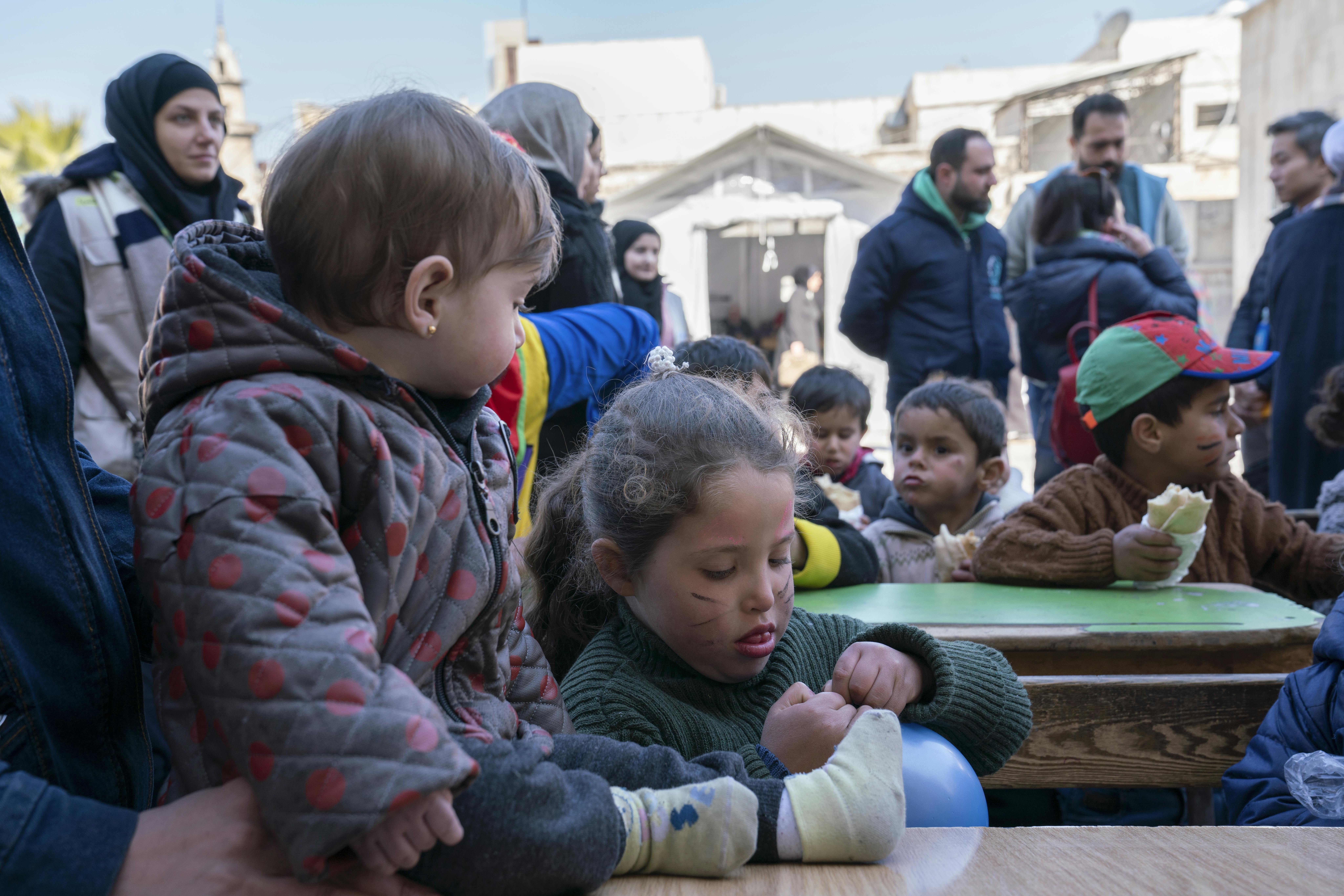 Alcuni bambini sfollati dal recente terremoto, nei pressi di Aleppo, seguono alcune attività organizzate per intrattenerli nel rifugio temporaneo in cui si trovano insieme alle loro famiglie