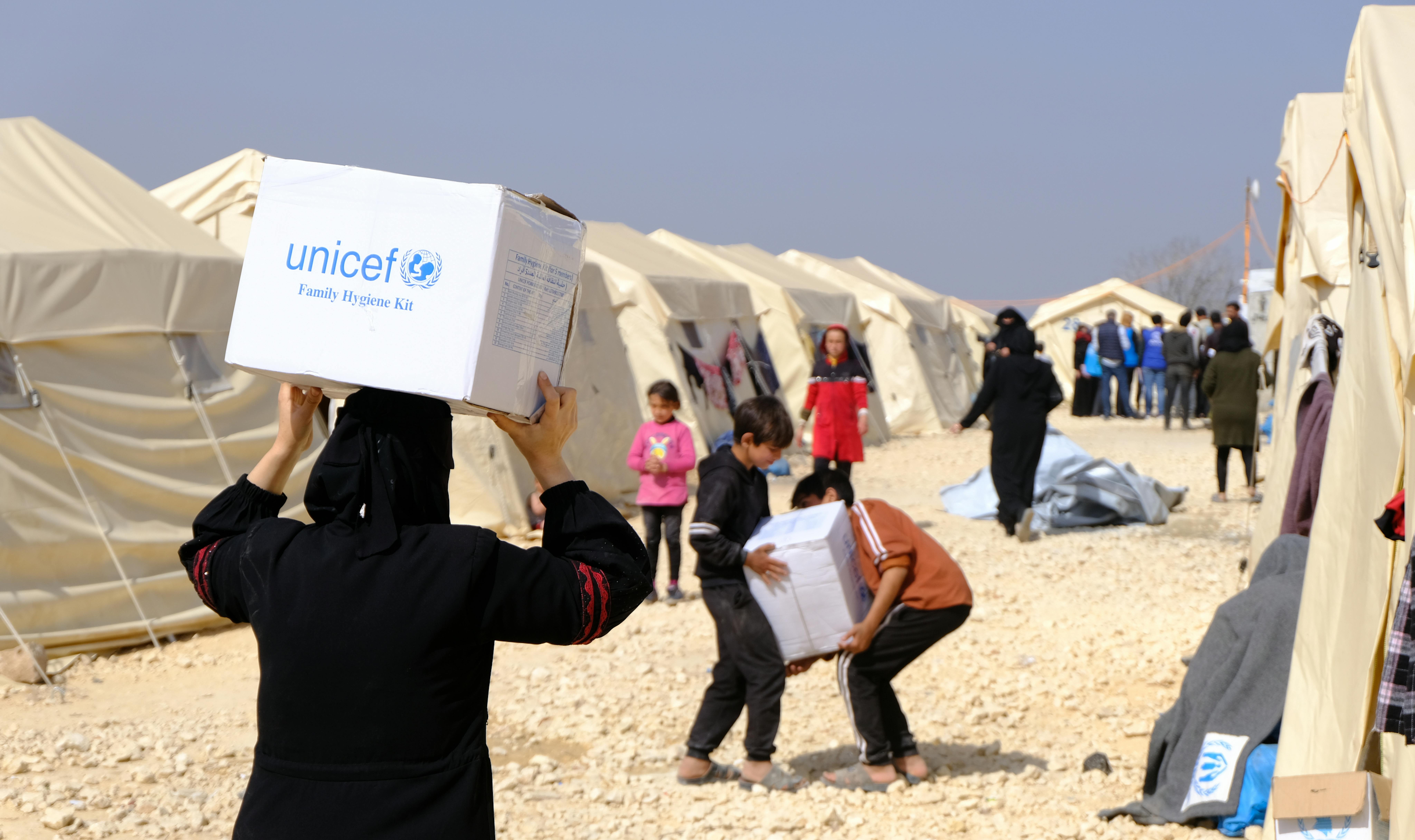 Siria - ad A'zaz,  vengono distribuiti alle famiglie kit per l'igiene familiare