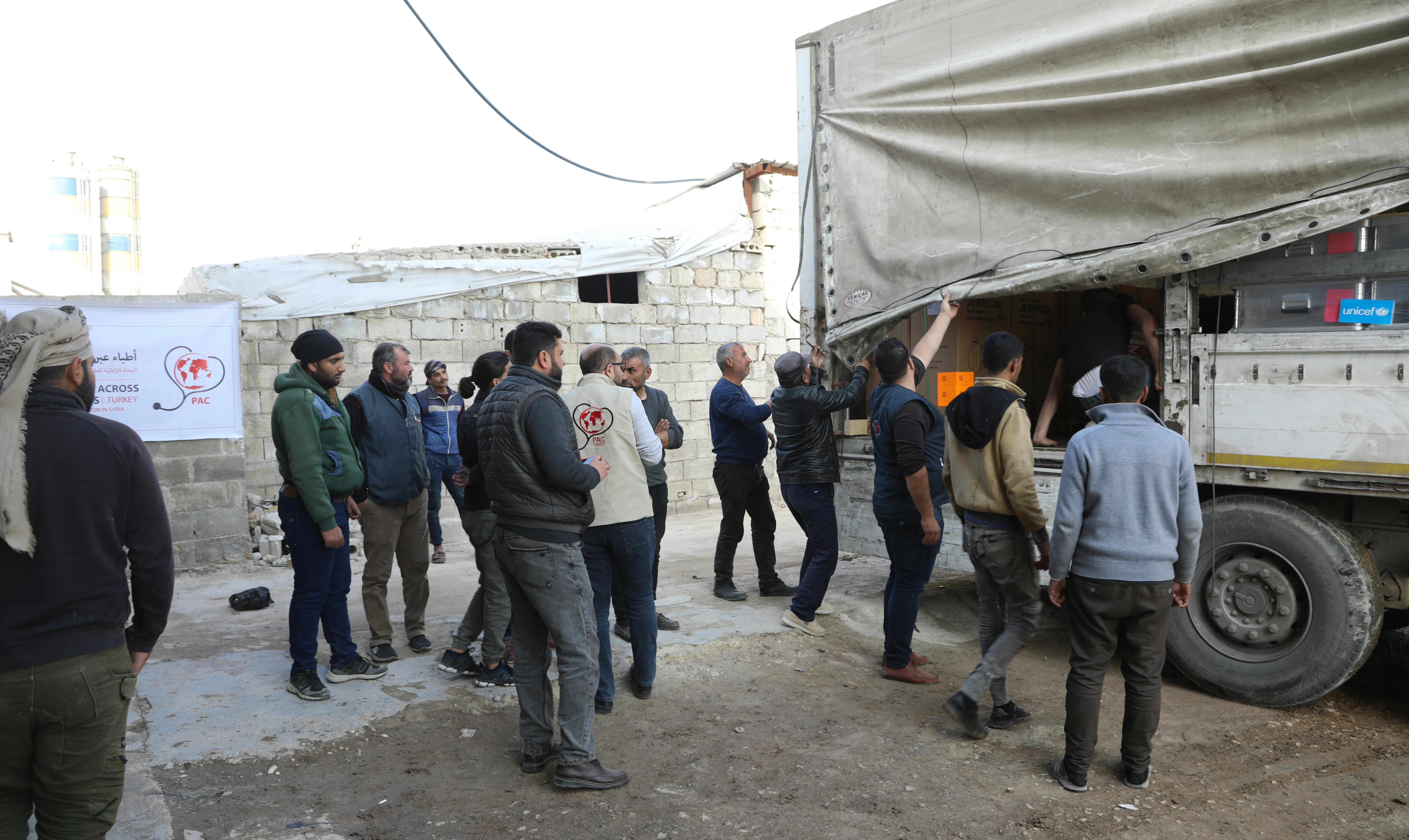 Siria - staff del partner dell'UNICEF, Physicians across Continents (PAC), scarica un camion che trasporta forniture umanitarie