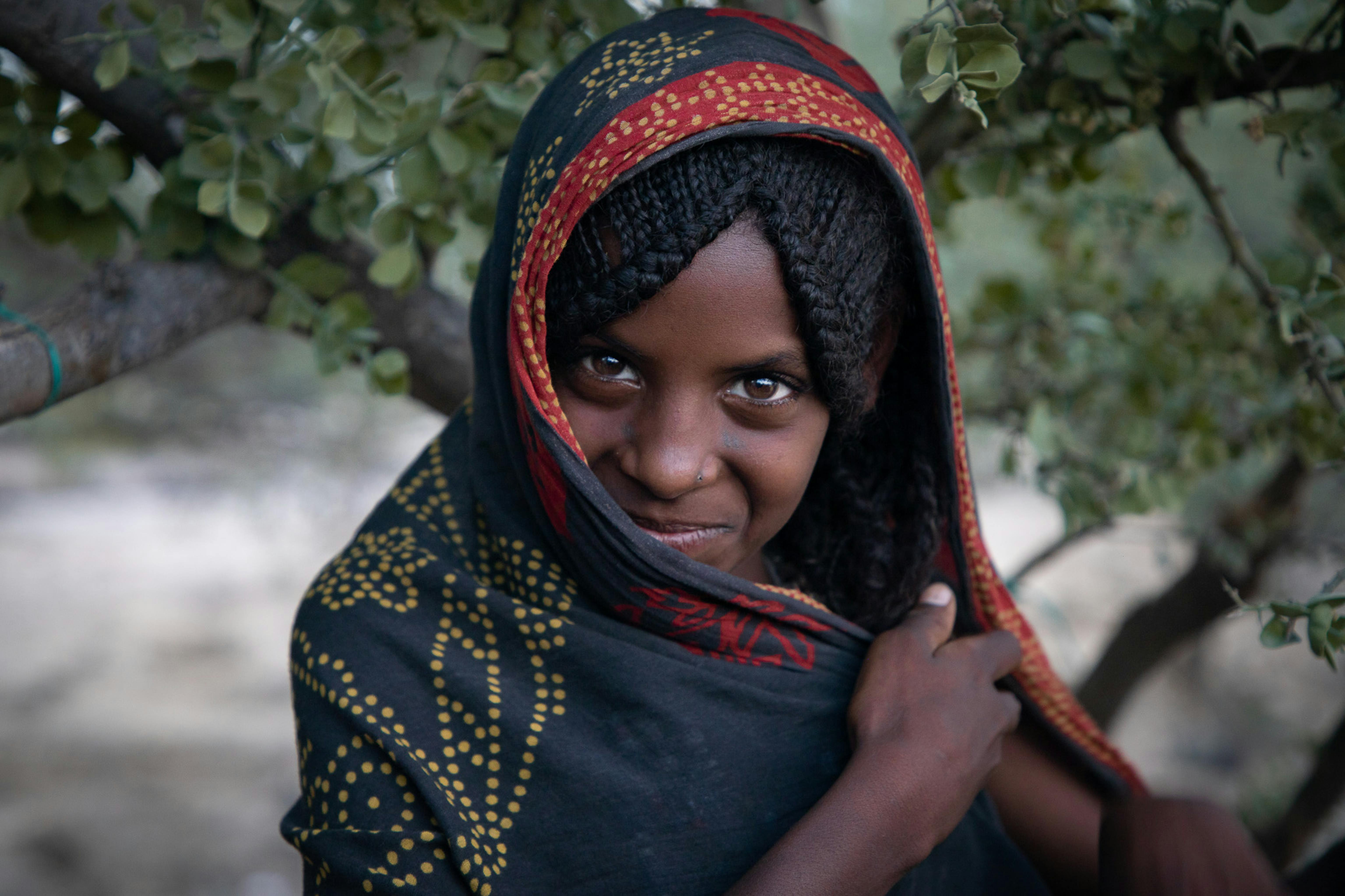 Aicha, 11 anni, salvata dal matrimonio precoce. Nella regione colpita dalla siccità di Afar, nell'Etiopia nord-orientale, la scarsità d'acqua e la perdita dei mezzi di sussistenza minacciano il futuro delle ragazze che sono sempre più costrette a sposarsi precocemente.