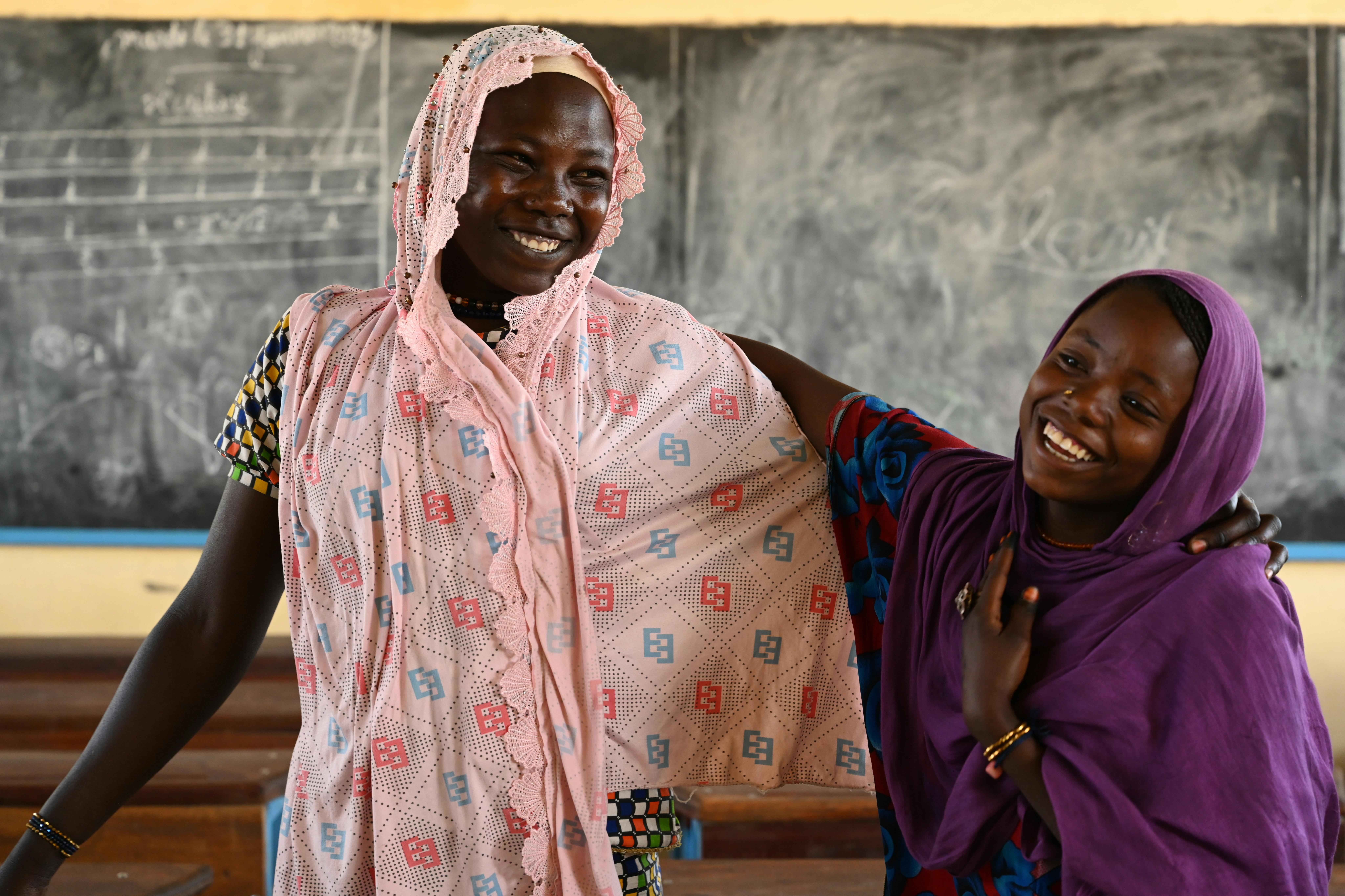 Mariam Koromi, una ragazza sorda di 16 anni, e la sua amica Kaltuma, nella loro scuola nel sito di Kaya, nella regione di Lac, nell'ovest del Ciad. Nell'ambito della promozione dell'istruzione delle ragazze, l'UNICEF in collaborazione con il WFP sostiene le ragazze nel trasferimento di denaro.  L'obiettivo dell'intervento è quello di facilitare l'accesso e la permanenza a scuola delle ragazze.