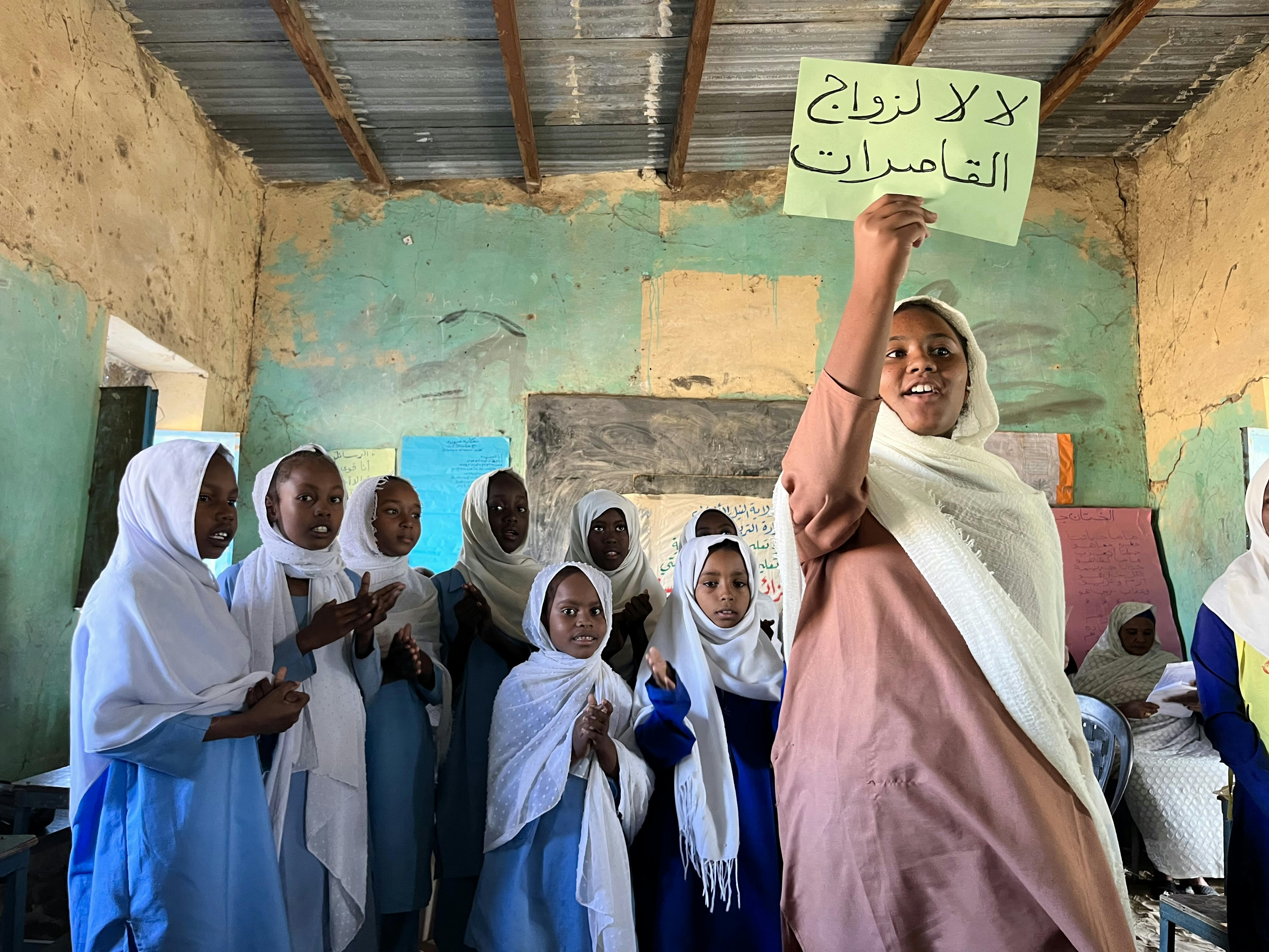 Sudan: alcune ragazze del club femminile Saleema, nella scuola Al Saim,condividono informazioni su pratiche dannose come la mutilazione genitale femminile e i matrimoni precoci, attraverso il teatro durante una sessione di sensibilizzazione il 6 dicembre 2022.