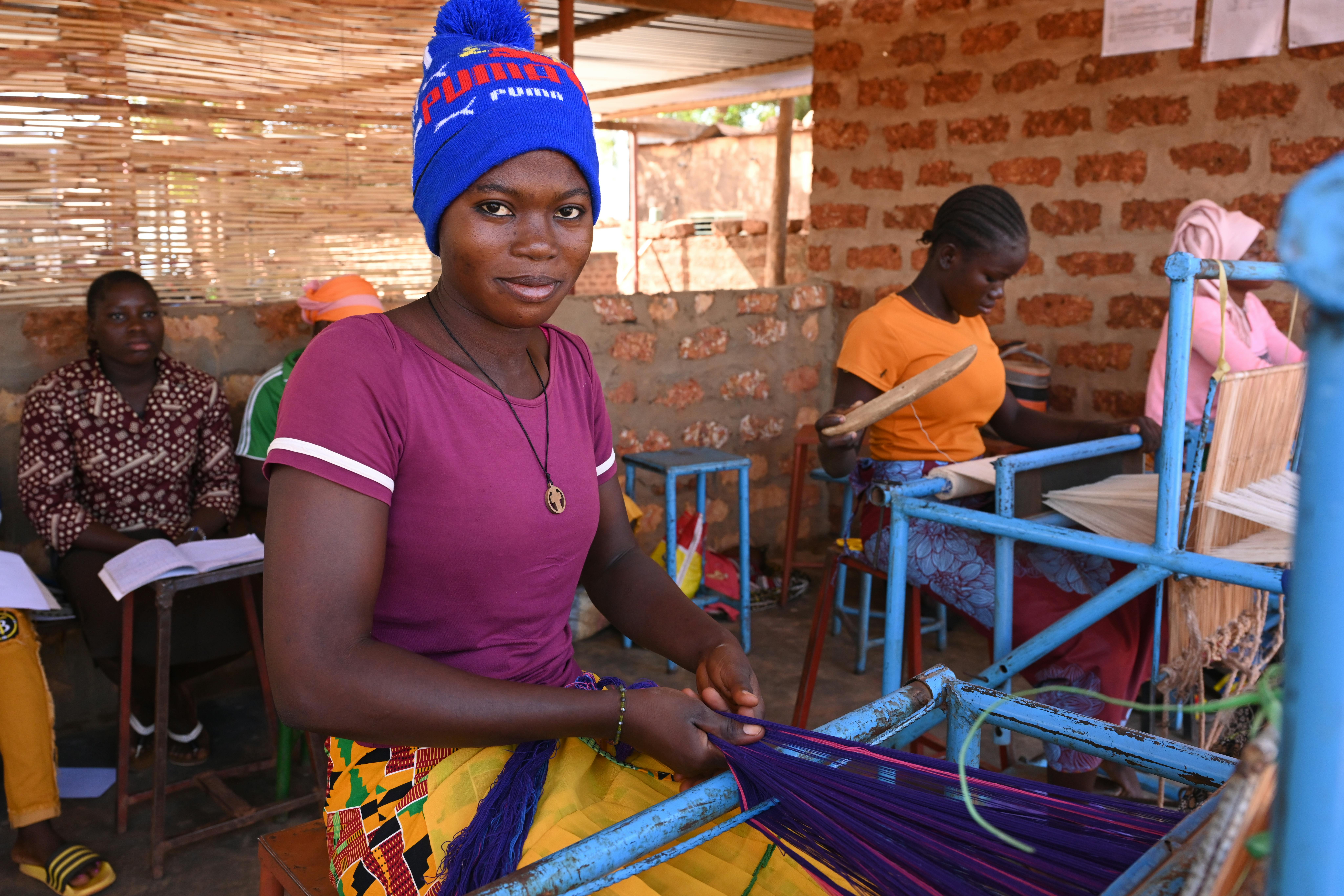 Ragazze al centro di formazione Yoronsi di Dedougou, nell'ovest del Burkina Faso.  L'obiettivo è aiutare le giovani madri e le ragazze e renderle indipendenti. Il centro, finanziato dall'UNICEF, offre laboratori di cucito, parrucchiere, bellezza e tessitura a Faso Dafari.