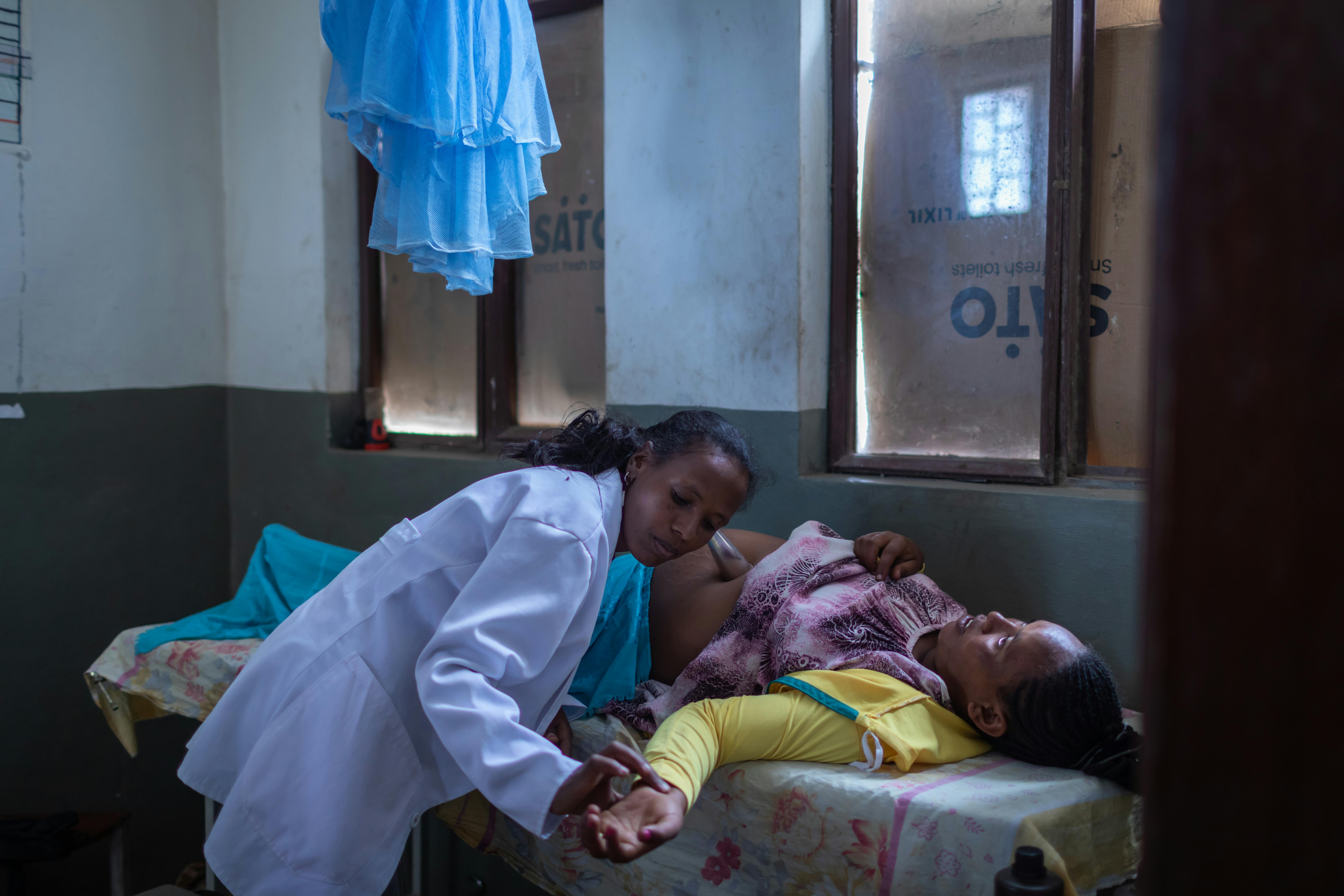 Workitu Abera è un operatrice sanitaria presso il Kolabe Bale Health Post in Sire, nella regione di Oromia, in Etiopia. Sta conducendo un check-up di routine a Birke Mulugeta che è incinta di 9 mesi.