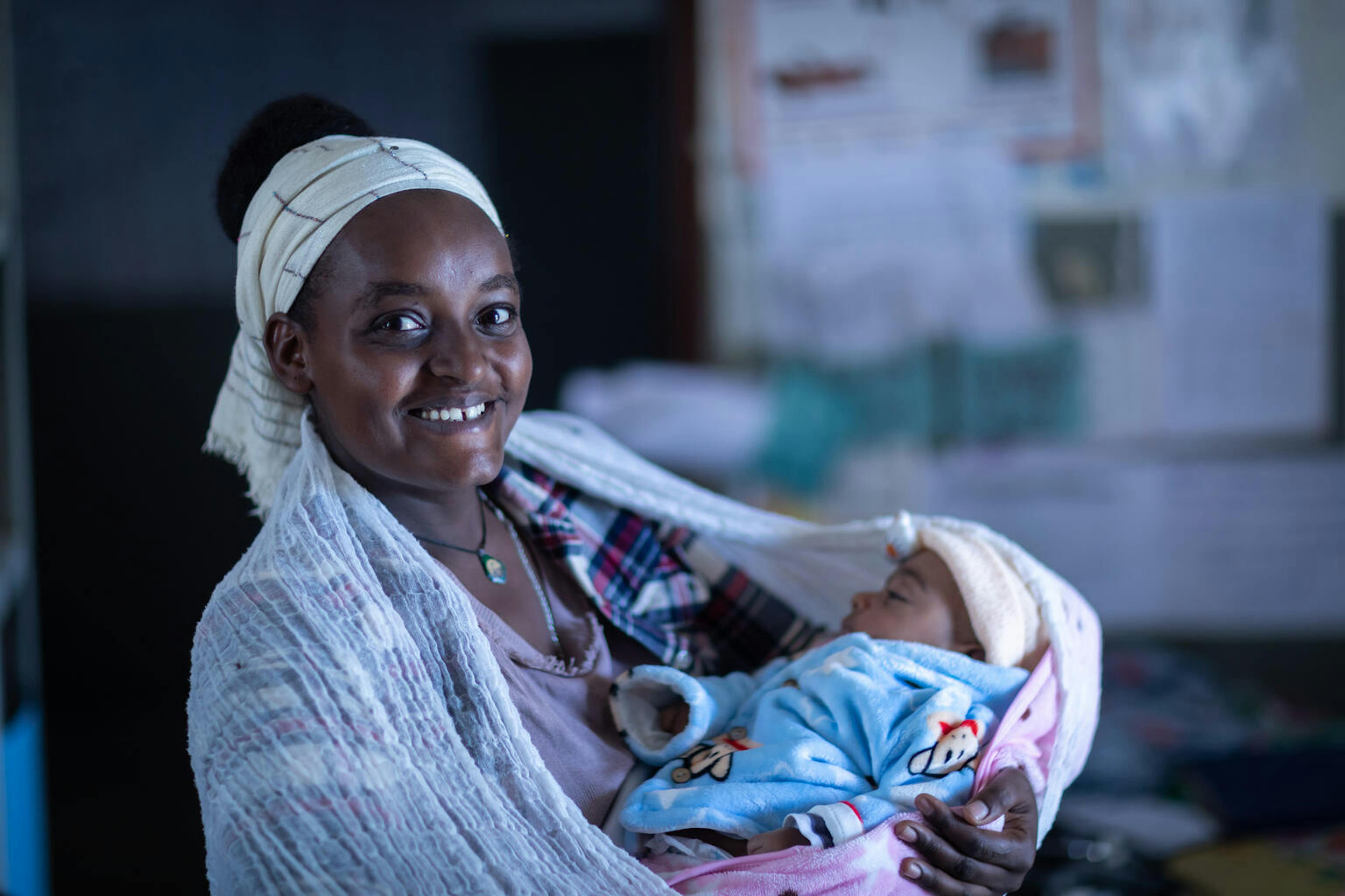 Kokobe Ashebir, 20 anni, ha un bambino di due mesi. Sta facendo un controllo di routine presso il Kolabe Bale Health Post a Sire, regione di Oromia, Etiopia.