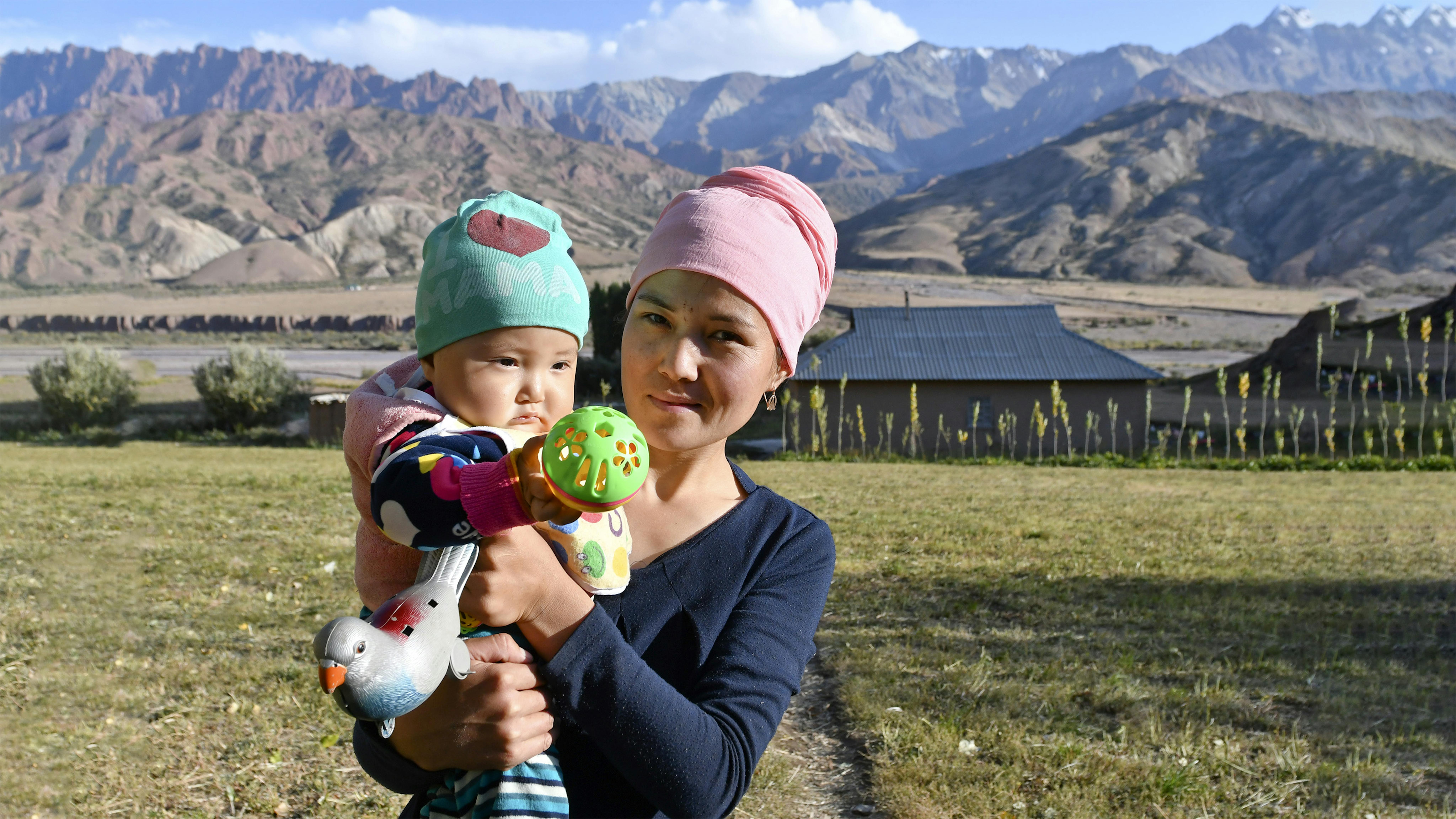 Kirghizistan  Abibila, 22 anni, con il suo bambino Tolgonay.