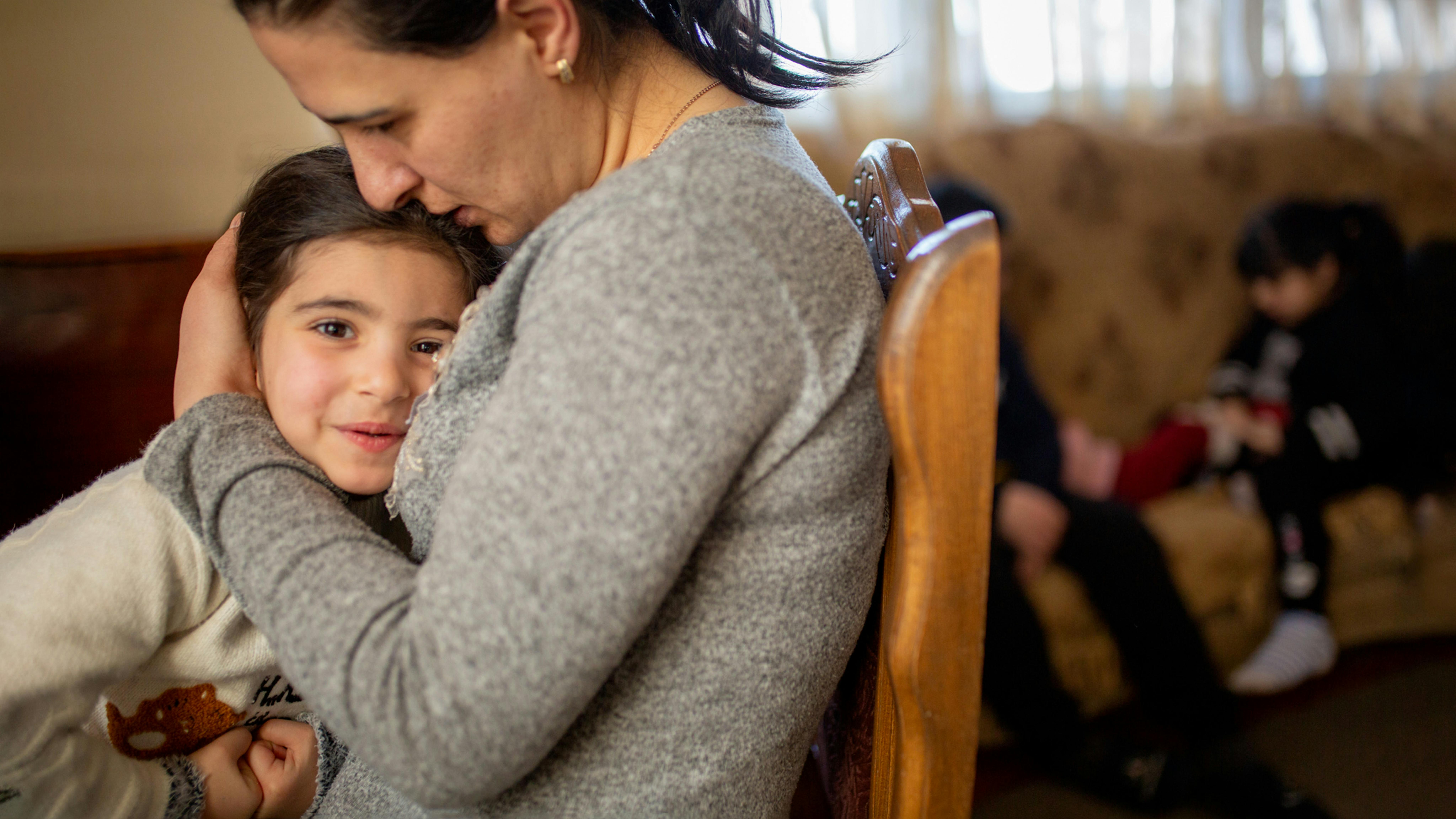 Armenia, una mamma abbraccia il proprio figlio