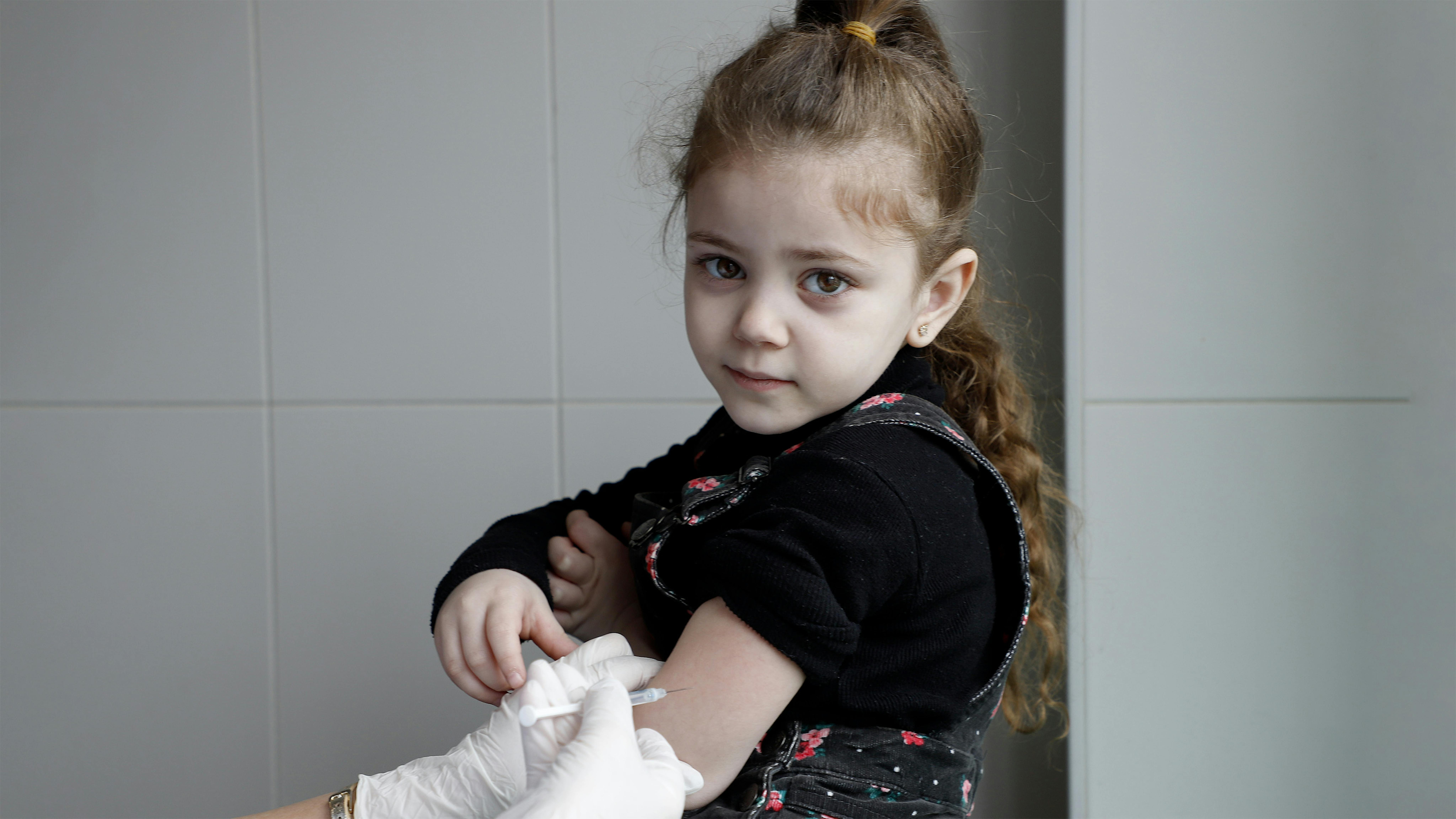 Armenia - La bambina sta ricevendo la vaccinazione di routine presso il policlinico Muratsan di Yerevan, sostenuto dall'UNICEF.