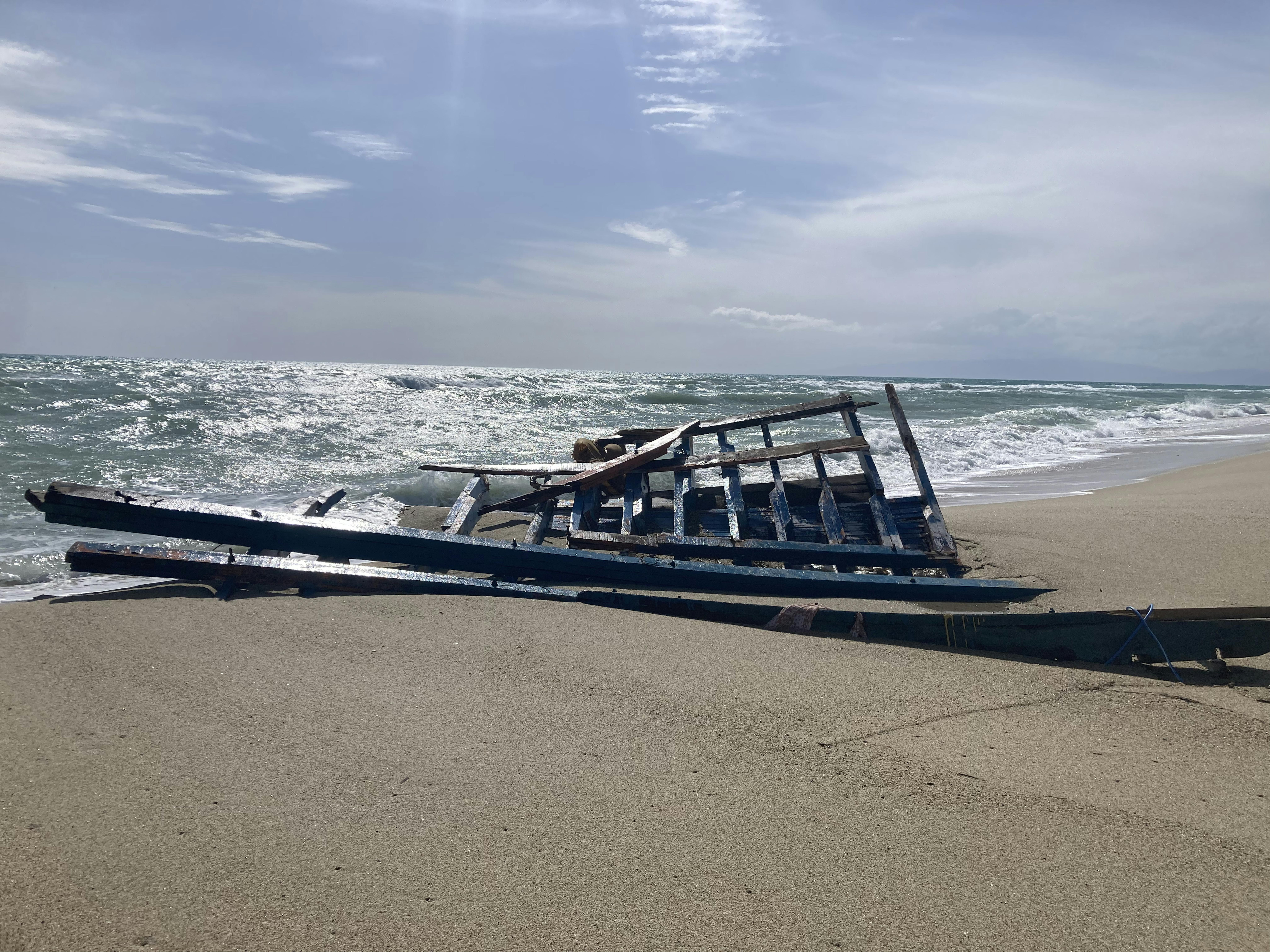 Resti dell'imbarcazionesulla spiaggia di Steccato di Cutro, la località della costa crotonese in cui si è verificato il naufragio lo scorso 26 febbraio