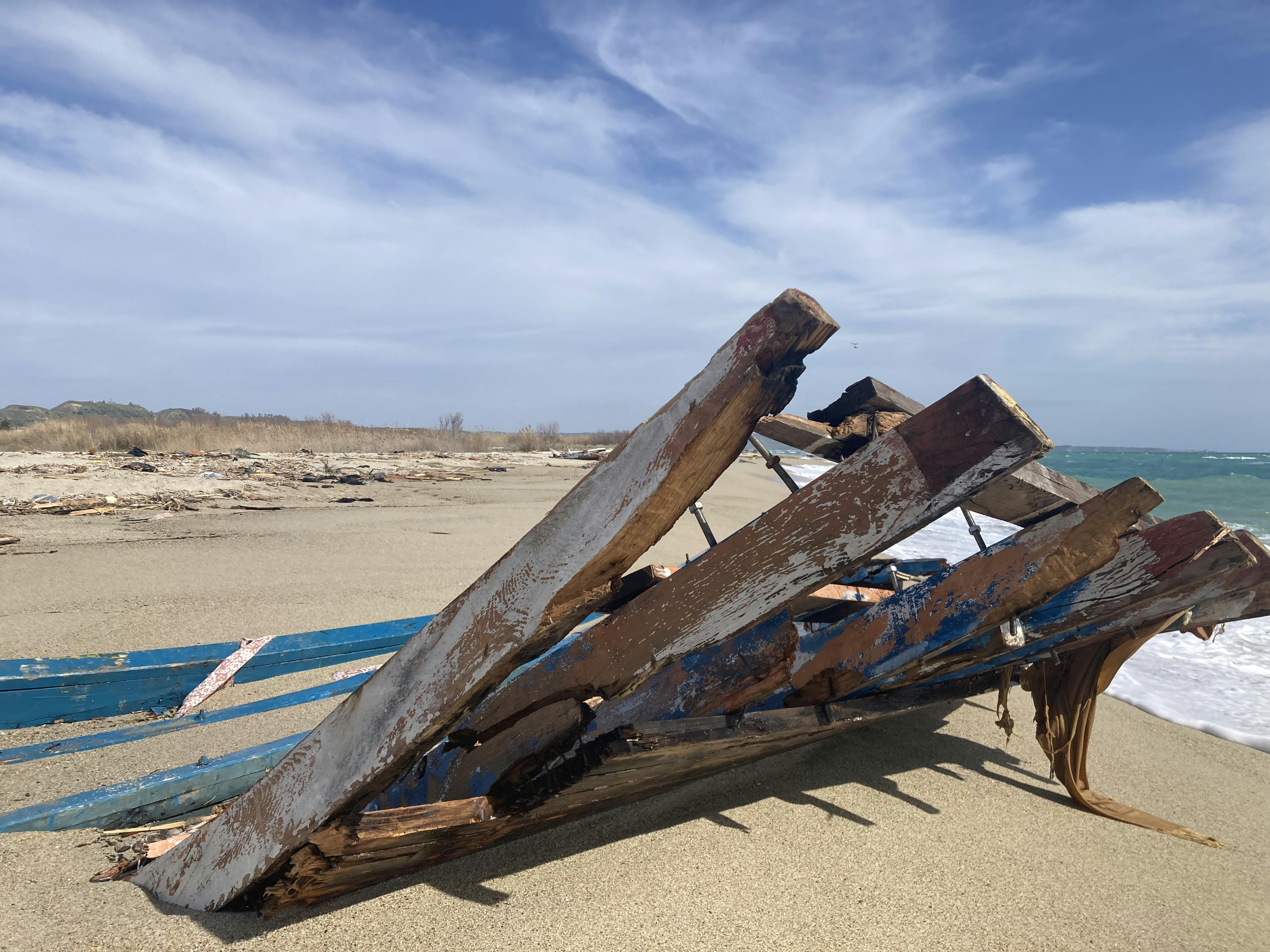 Resti dell'imbarcazionesulla spiaggia di Steccato di Cutro, la località della costa crotonese in cui si è verificato il naufragio lo scorso 26 febbraio